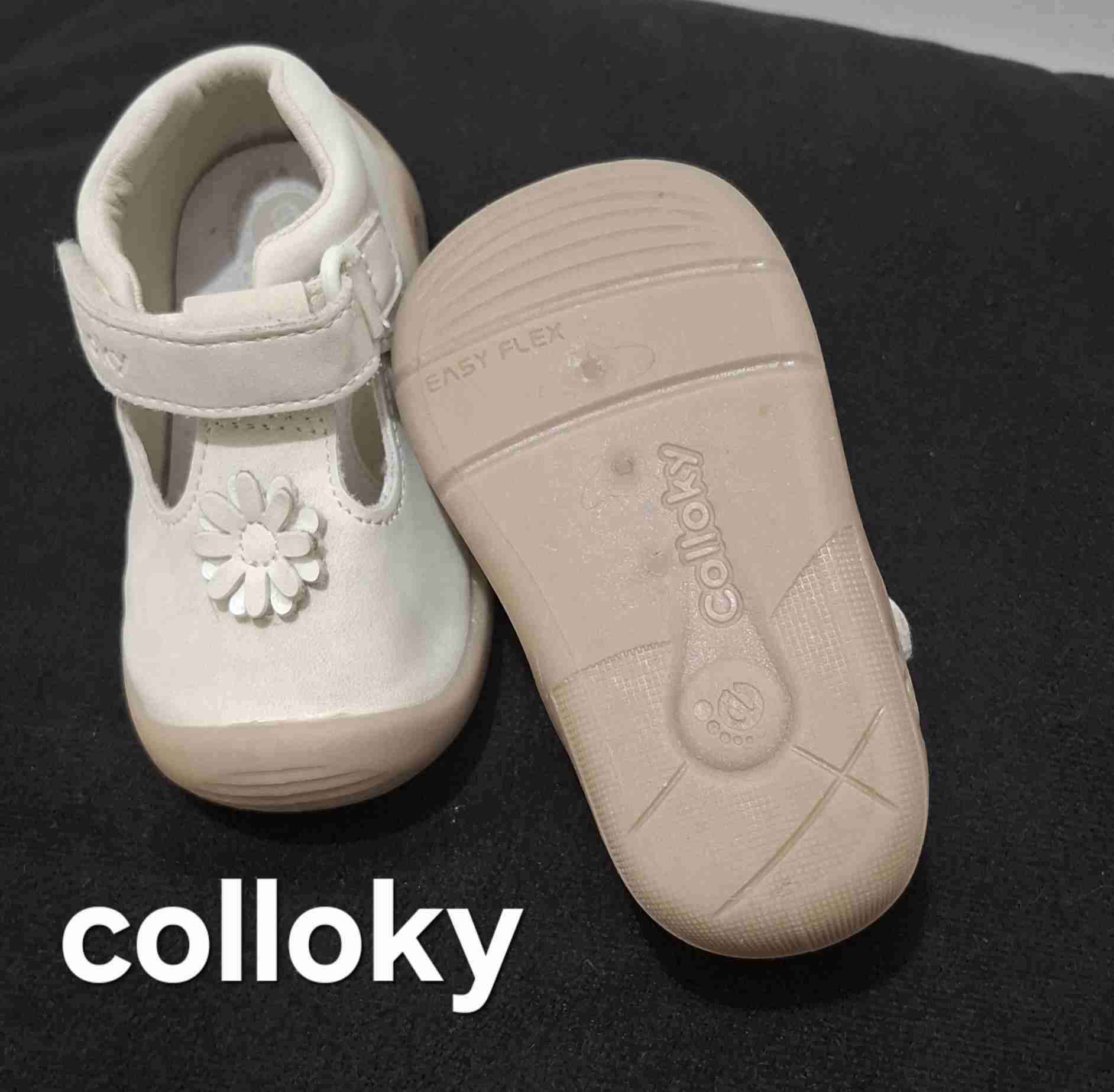 Zapatos bebe blancos con flor - miniatura 5