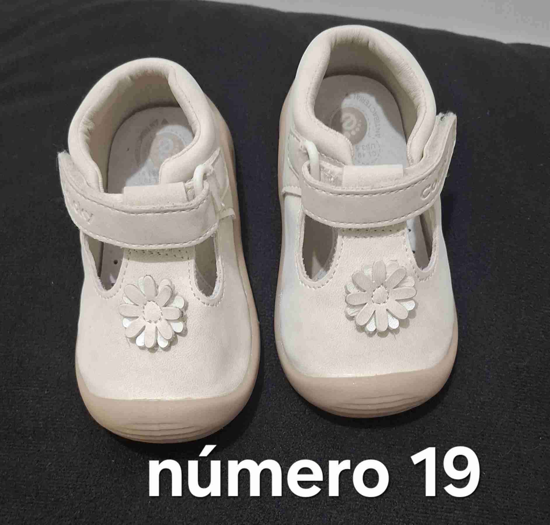Zapatos bebe blancos con flor - miniatura 6
