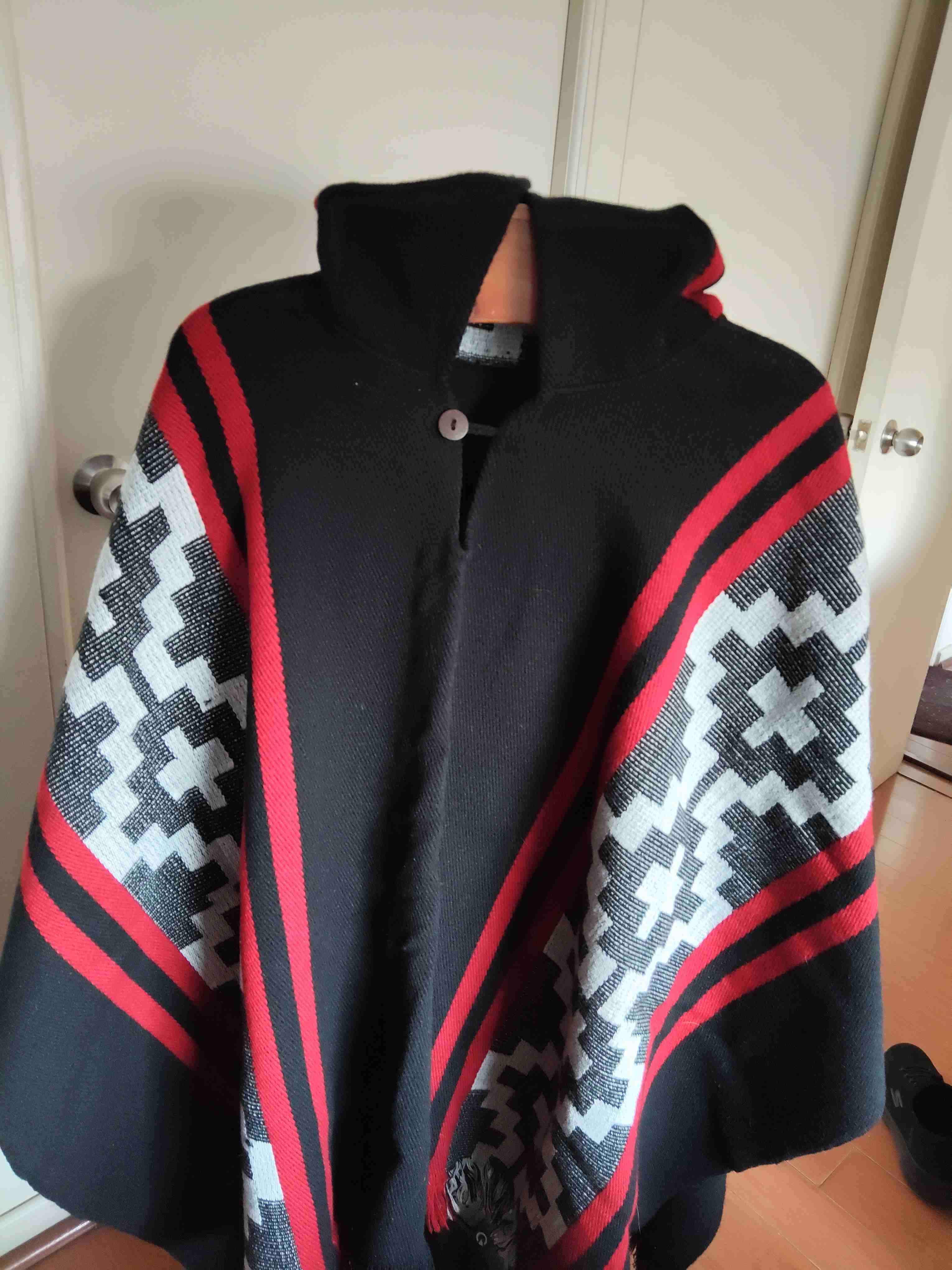 Poncho negro con detalles étnicos - miniatura 1