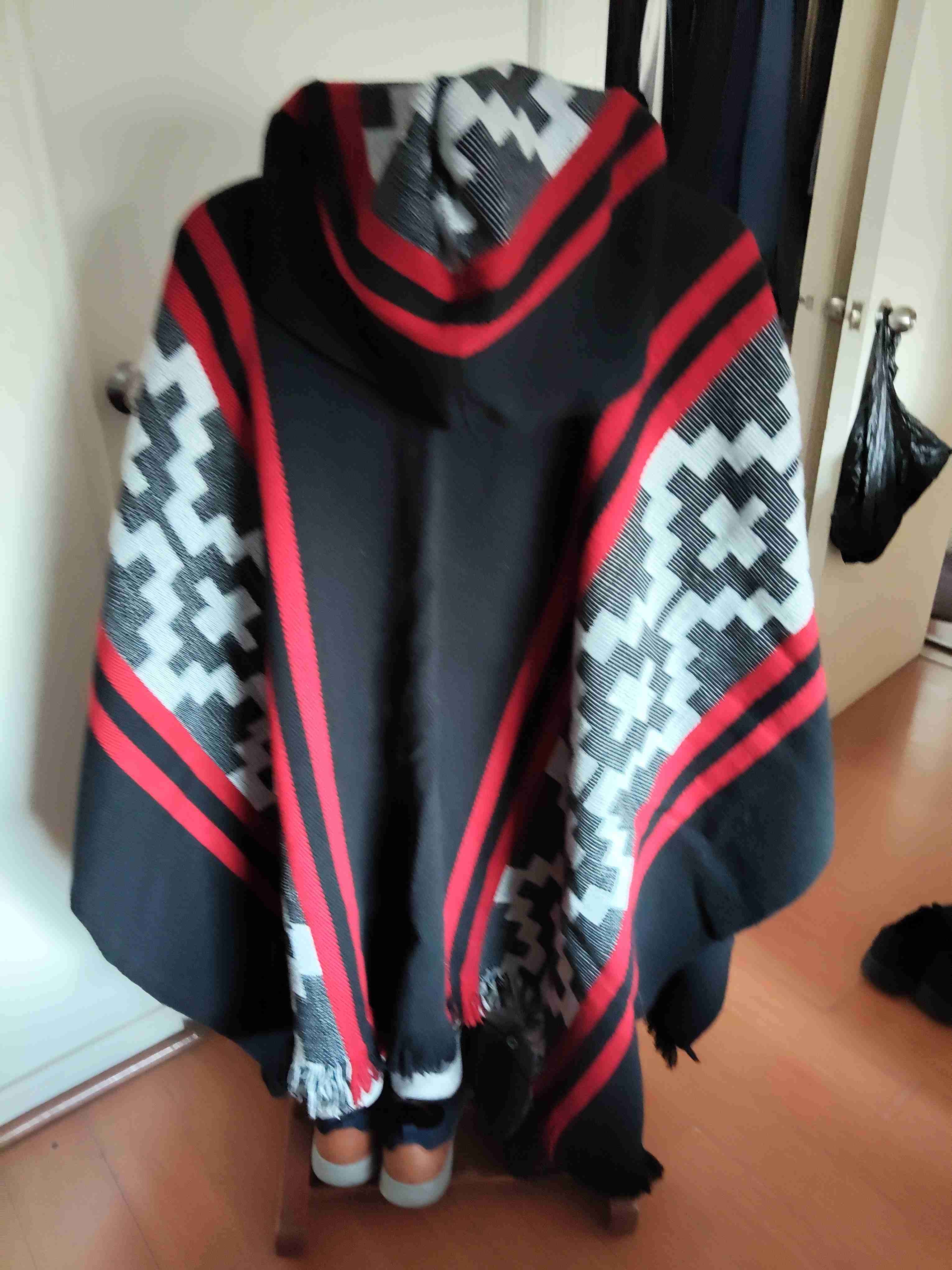 Poncho negro con detalles étnicos - miniatura 3