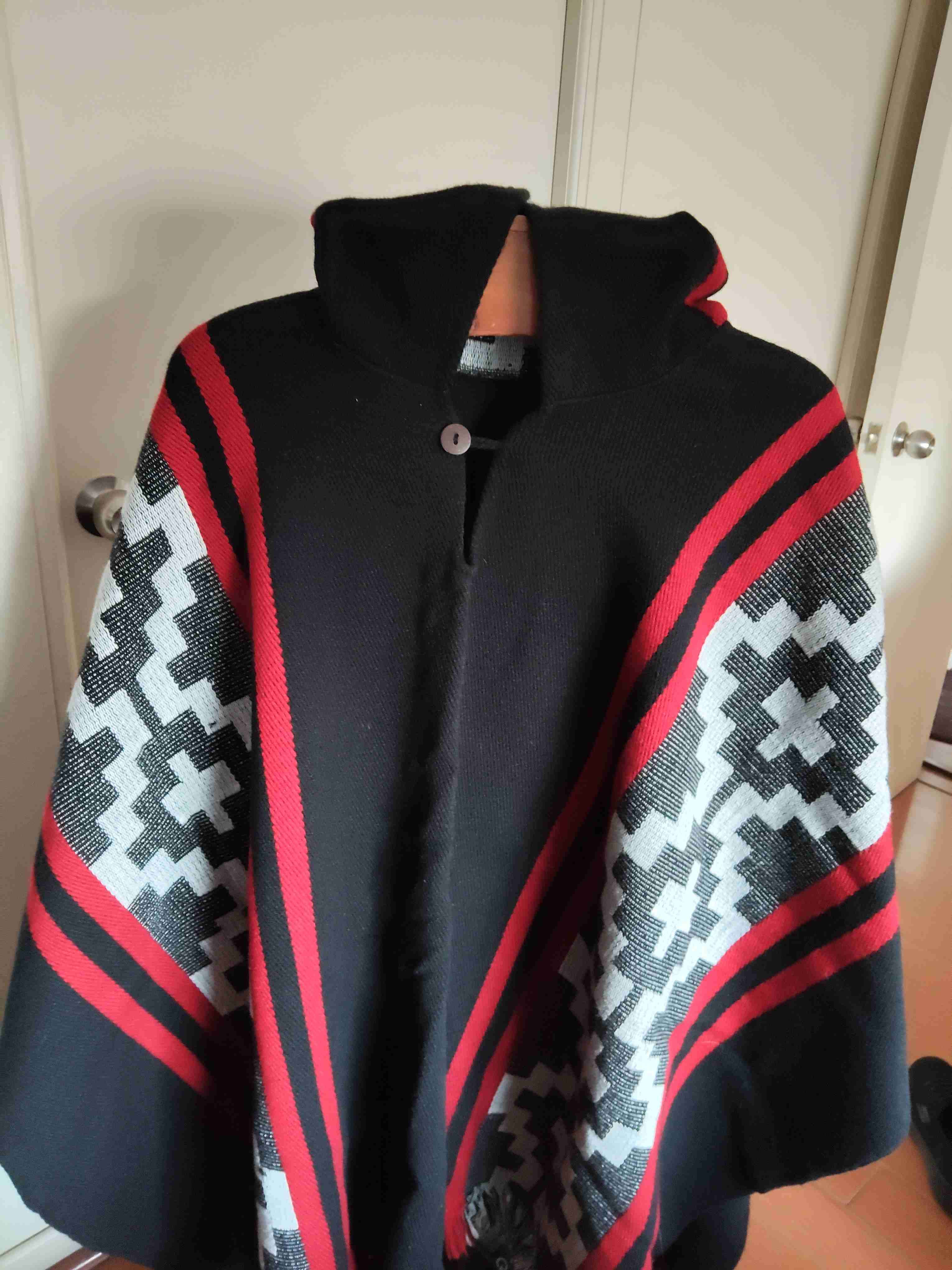Poncho negro con detalles étnicos - miniatura 4