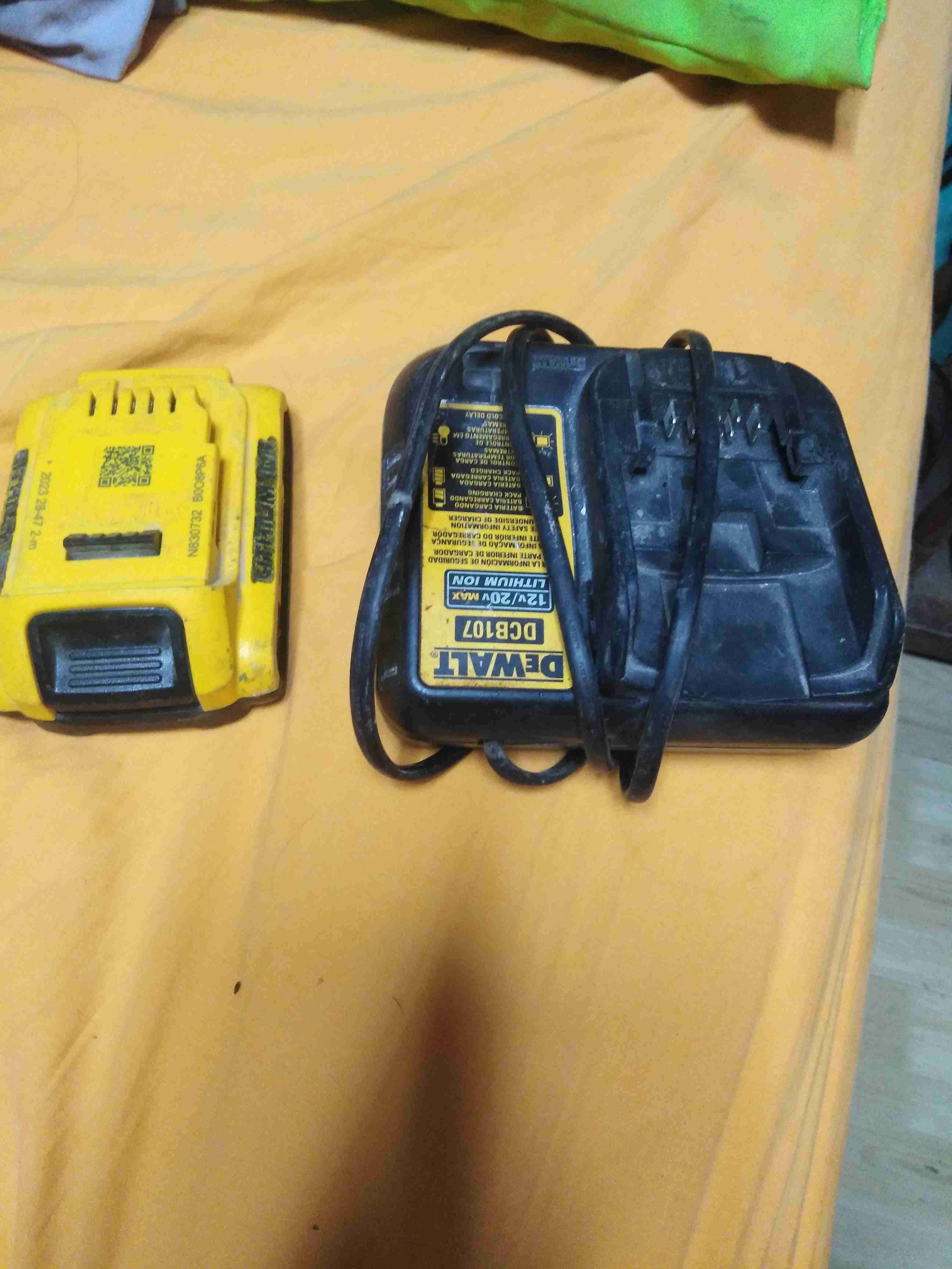 Cargador y batería DeWalt