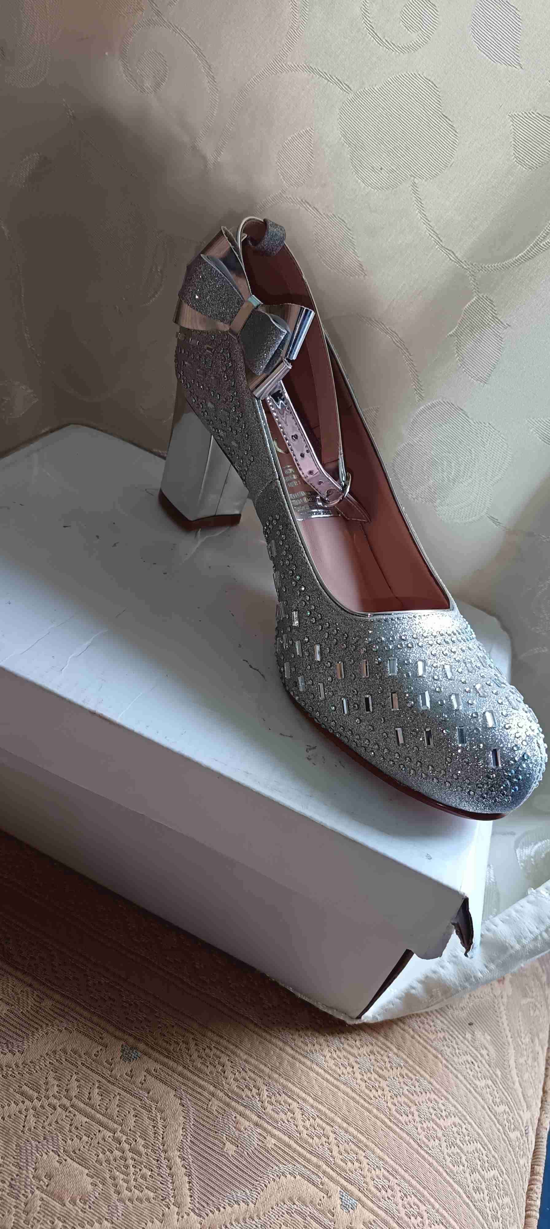 Zapatos de tacón plateados con brillos