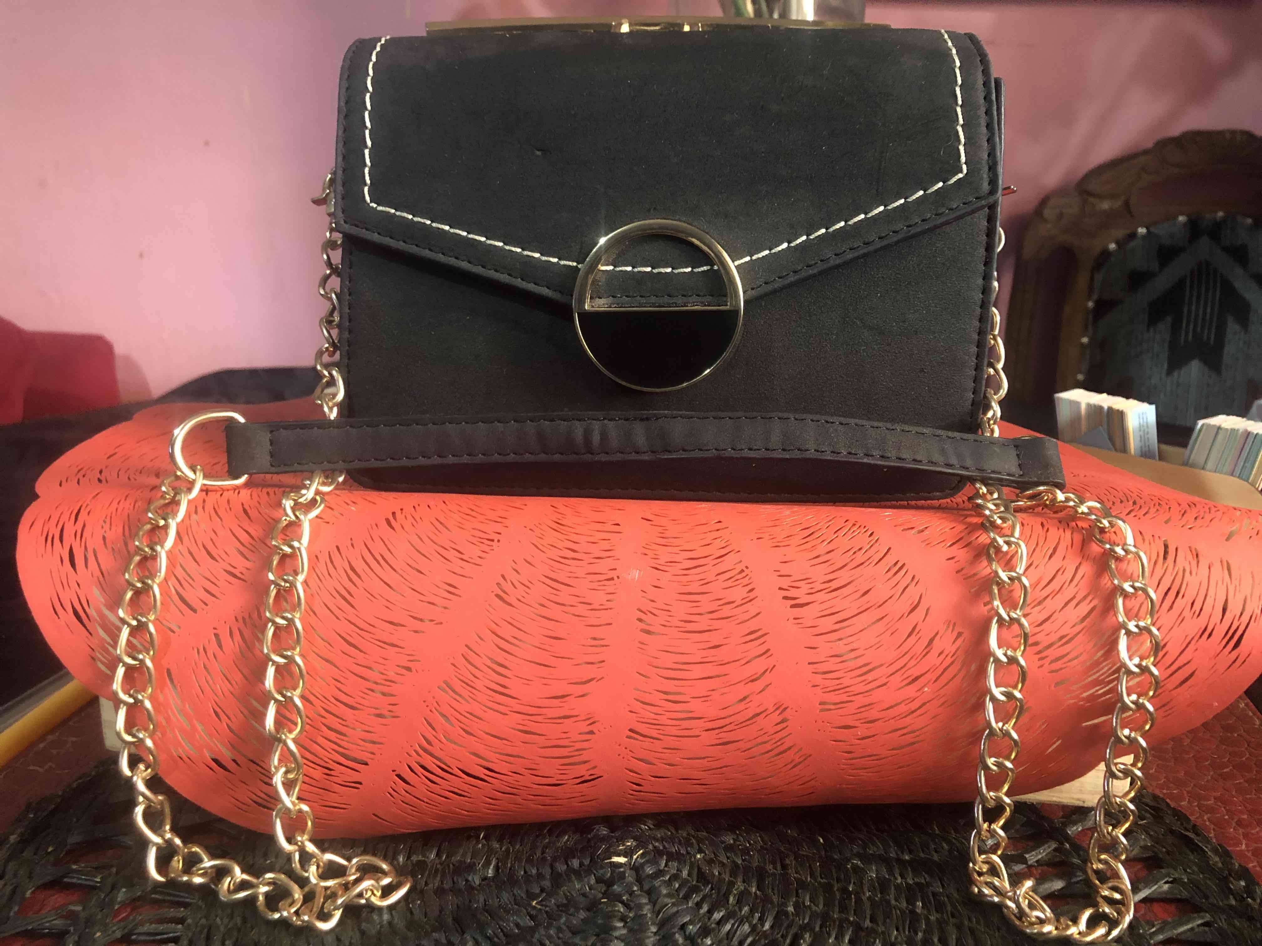 Cartera negra con cadena dorada - miniatura 1