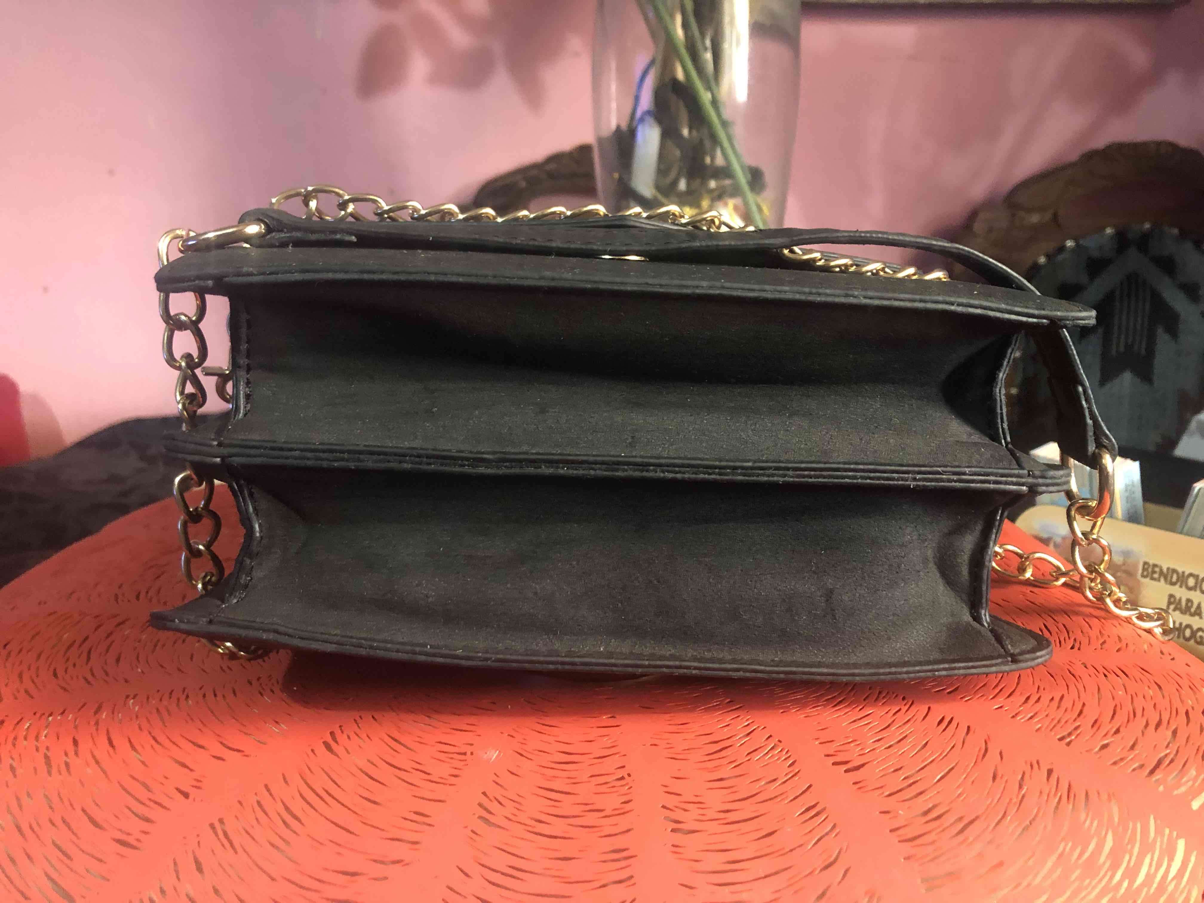 Cartera negra con cadena dorada - miniatura 2