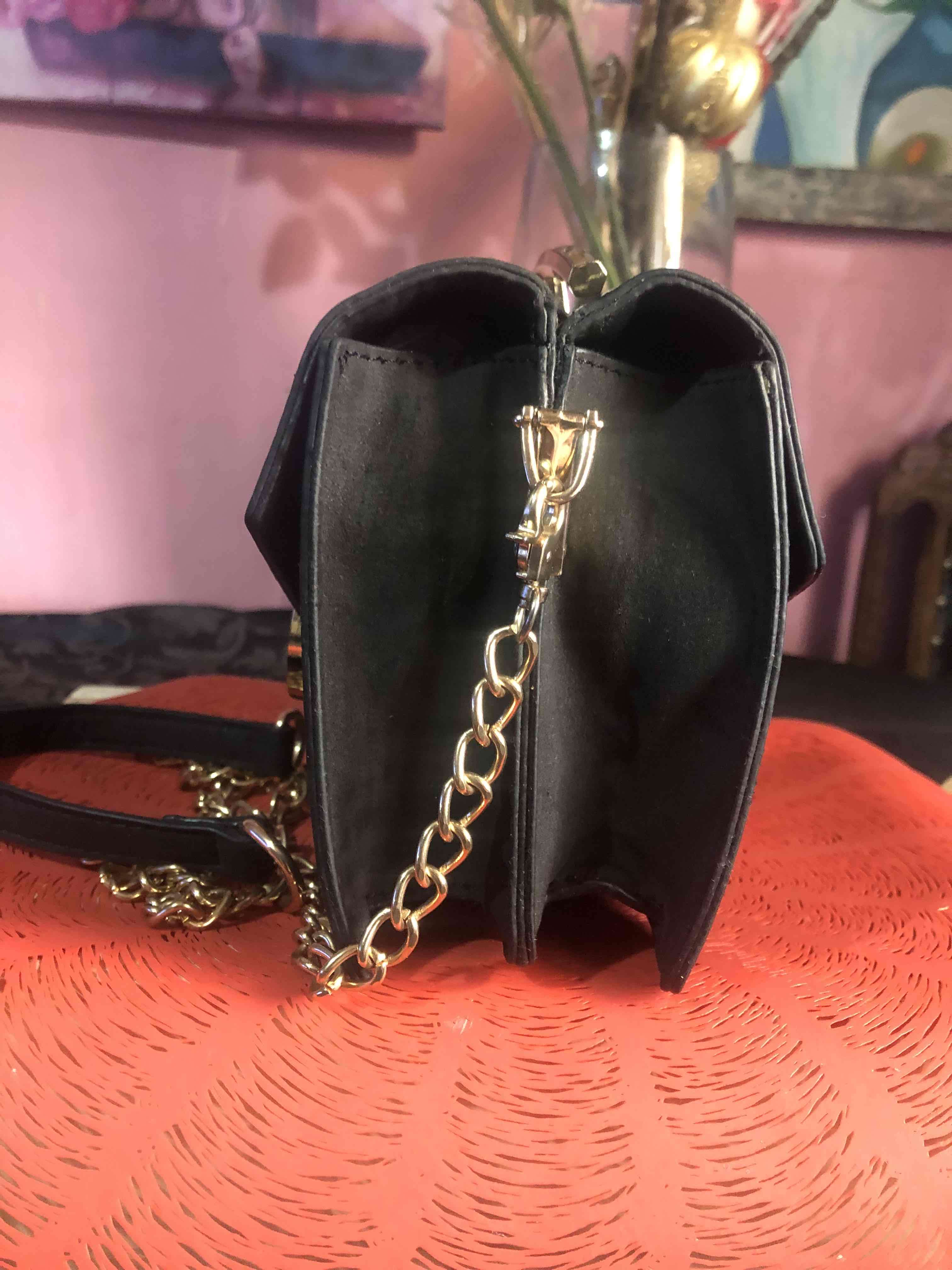 Cartera negra con cadena dorada - miniatura 3