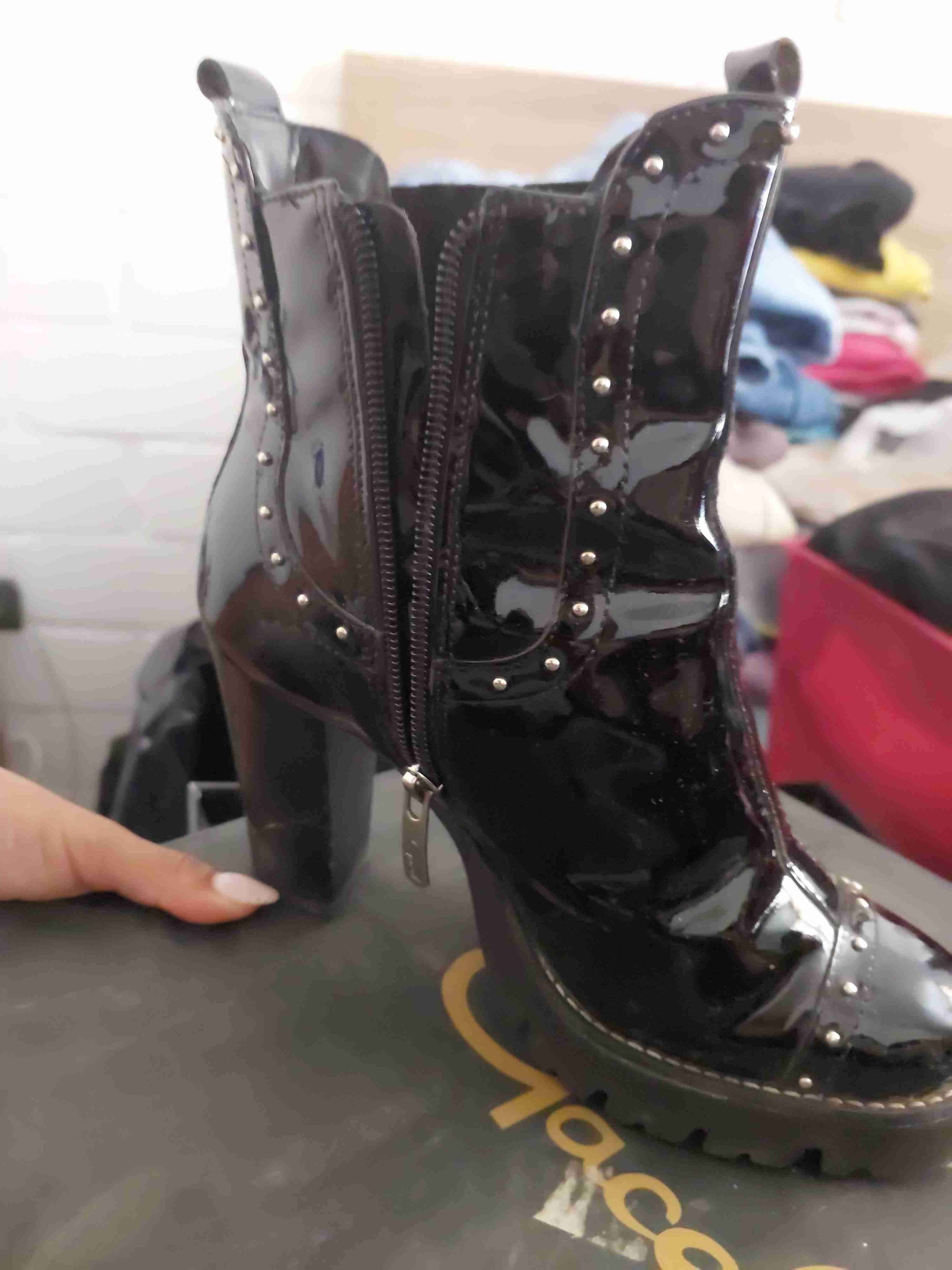 Botines de charol negro con tachas - miniatura 1