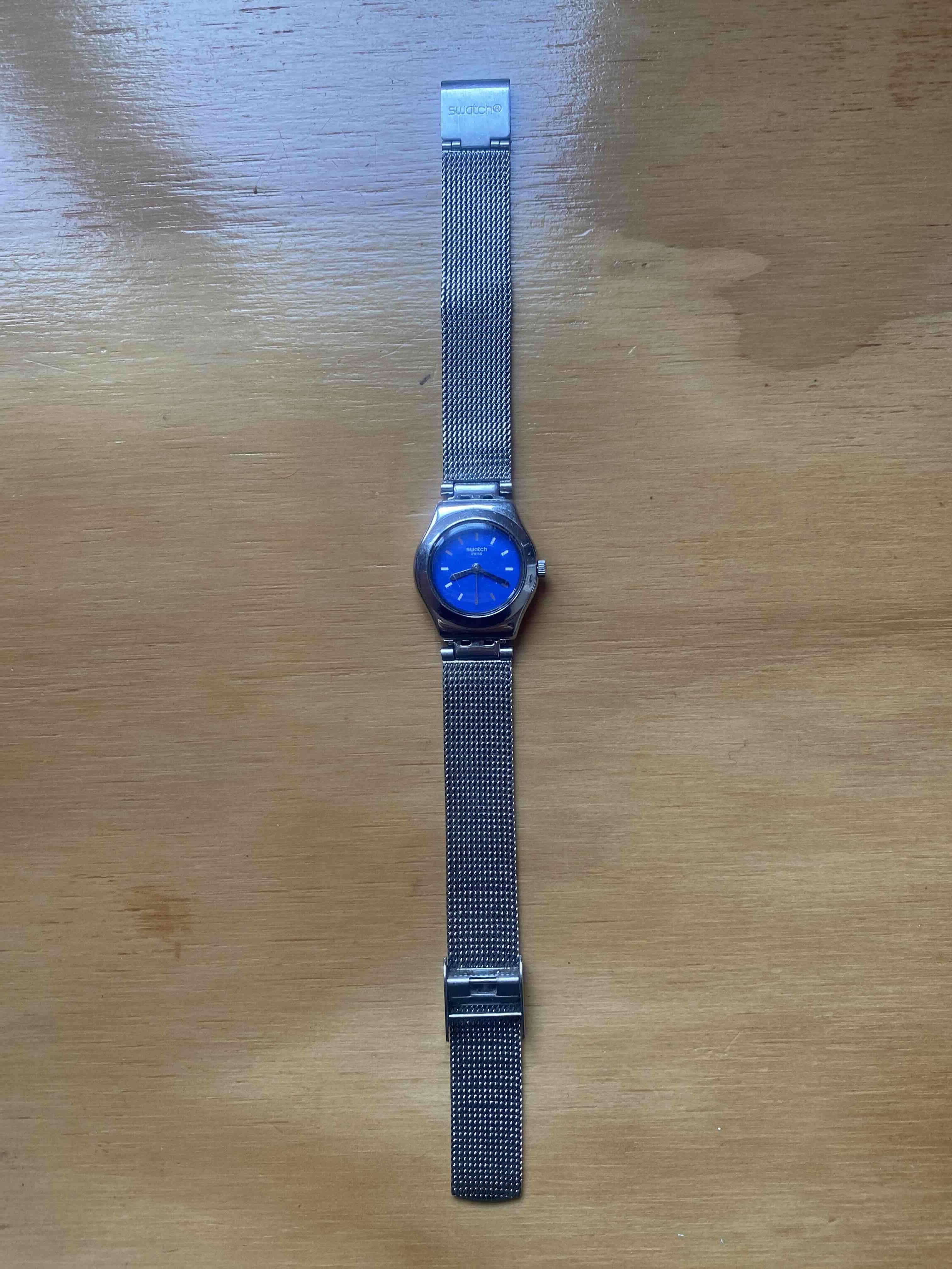 Reloj Swatch azul con correa metálica. SIN PILAS - miniatura 1