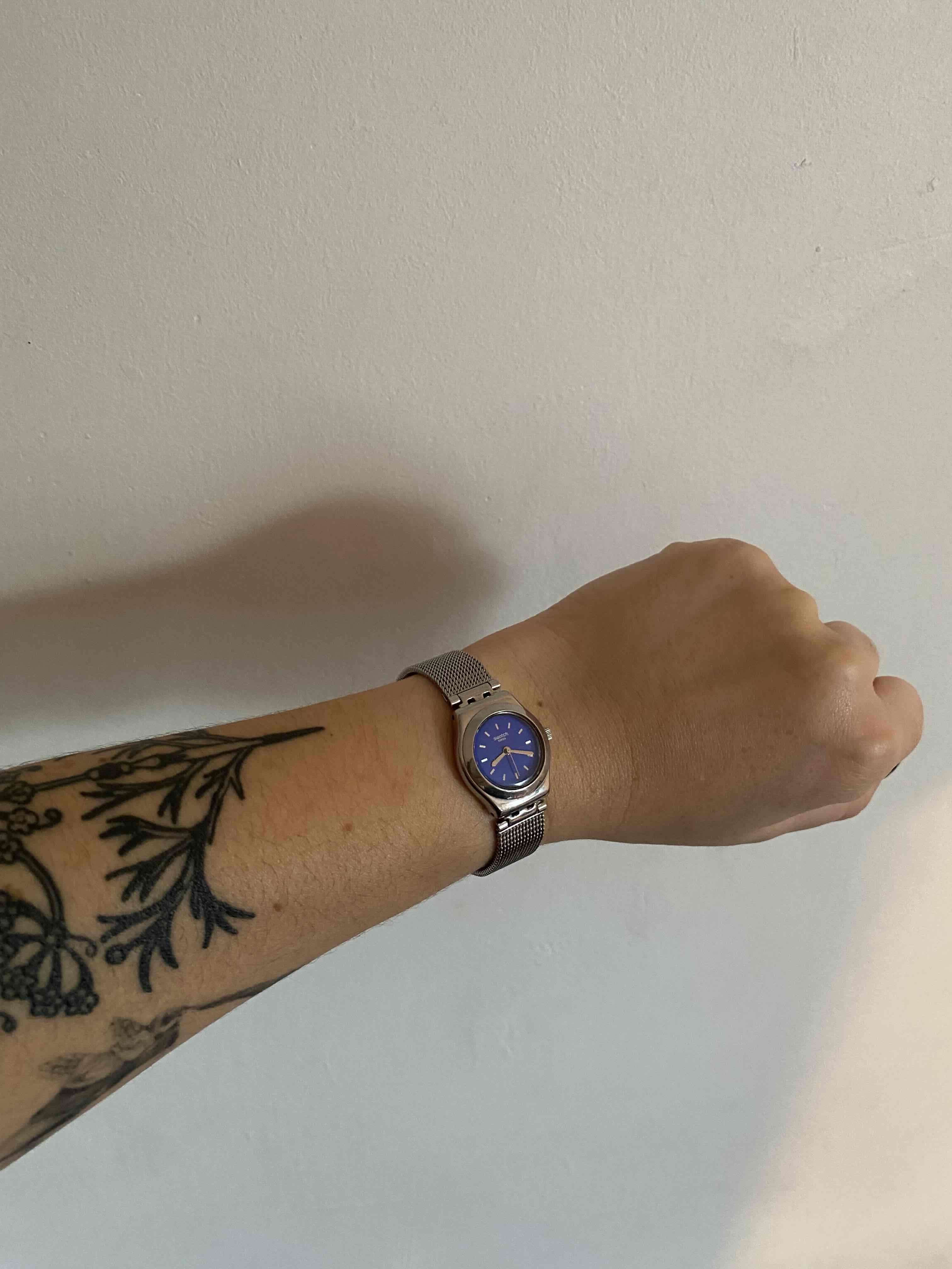 Reloj Swatch azul con correa metálica. SIN PILAS - miniatura 2