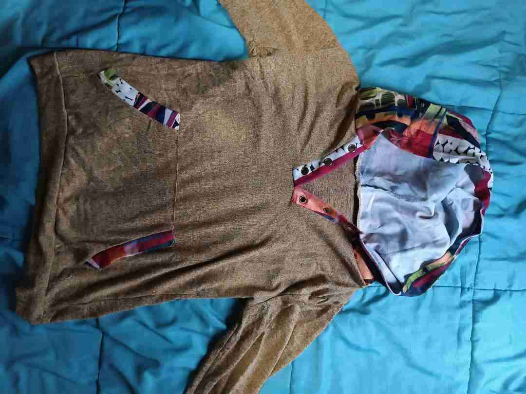 Polerón beige con capucha colorida