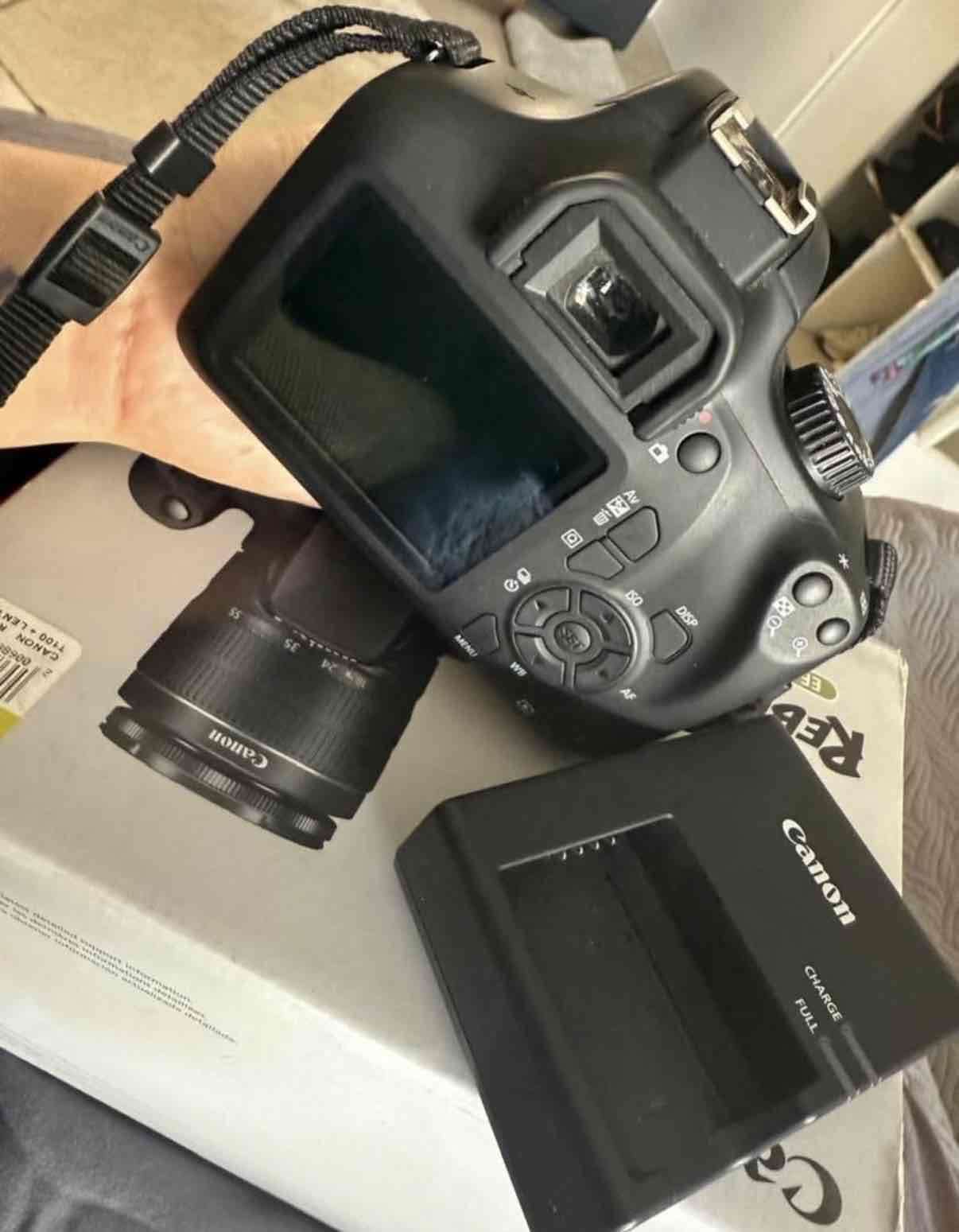 Cámara réflex Canon con cargador - miniatura 1