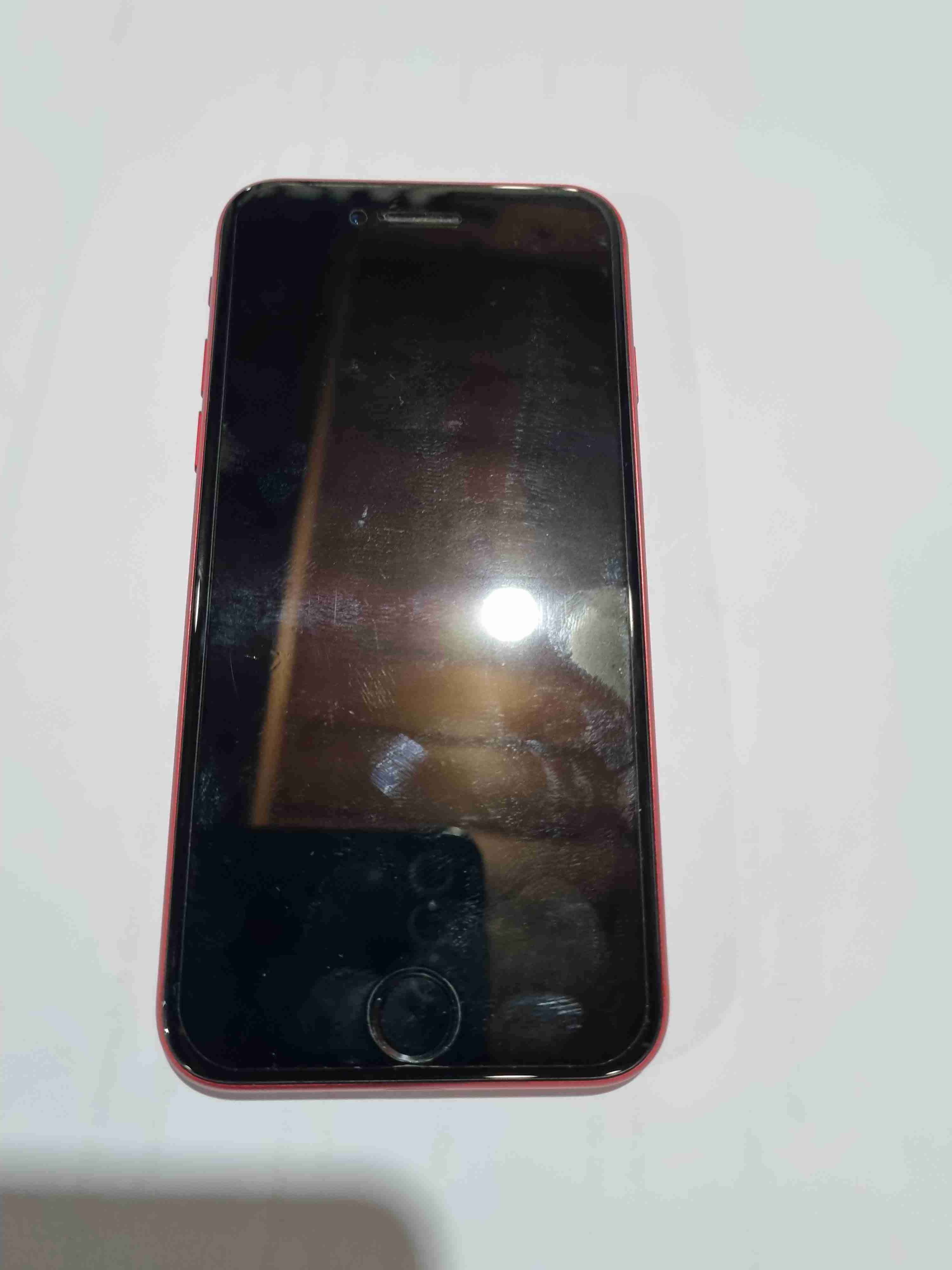 iPhone Se 2da generación rojo en buen estado - miniatura 2