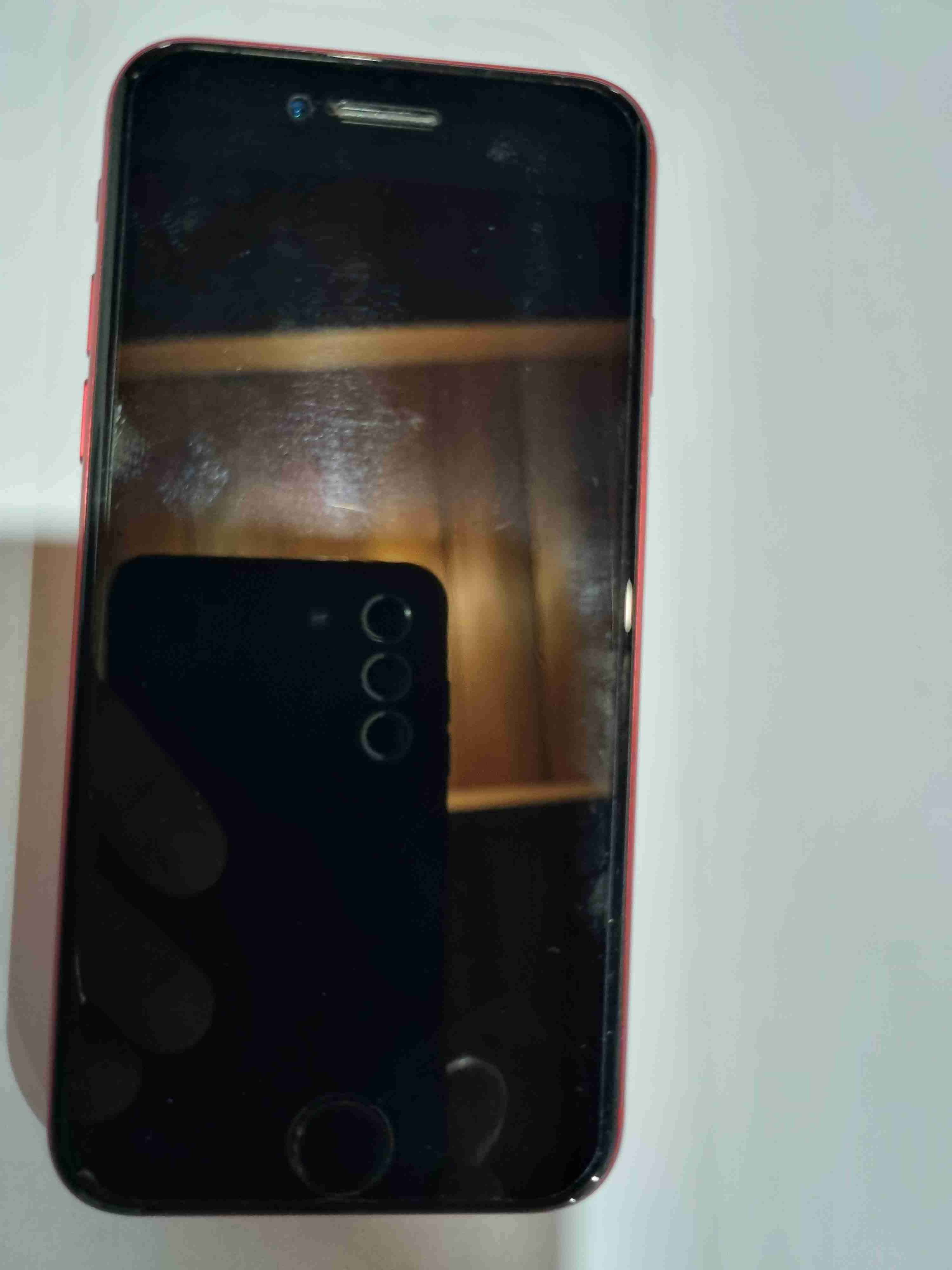 iPhone Se 2da generación rojo en buen estado - miniatura 3