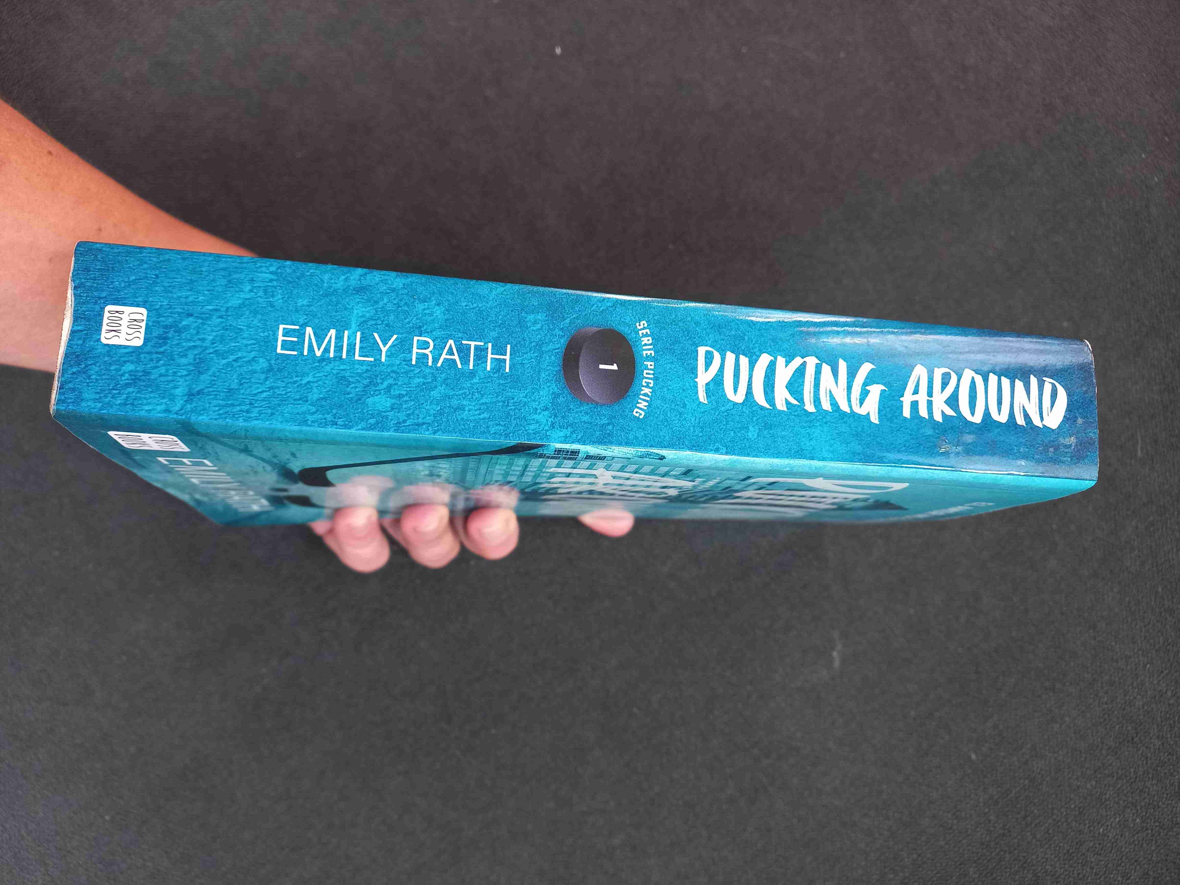 Libro 'Pucking Around' de Emily Rath - miniatura 3