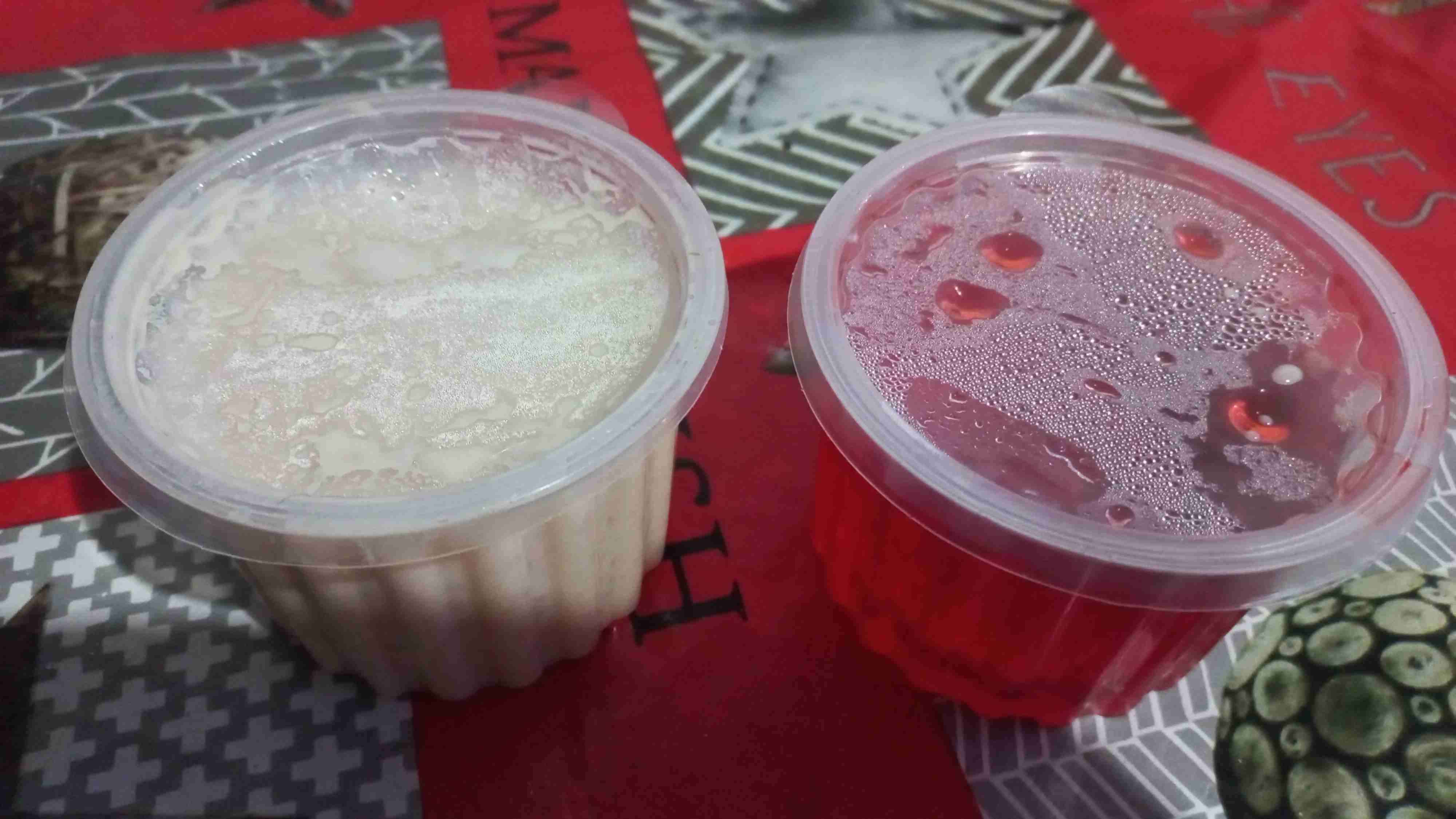 Gelatina y postre en potes