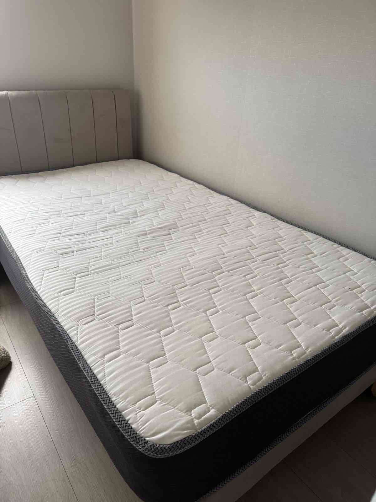 Cama de una plaza con colchón y banqueta - miniatura 4