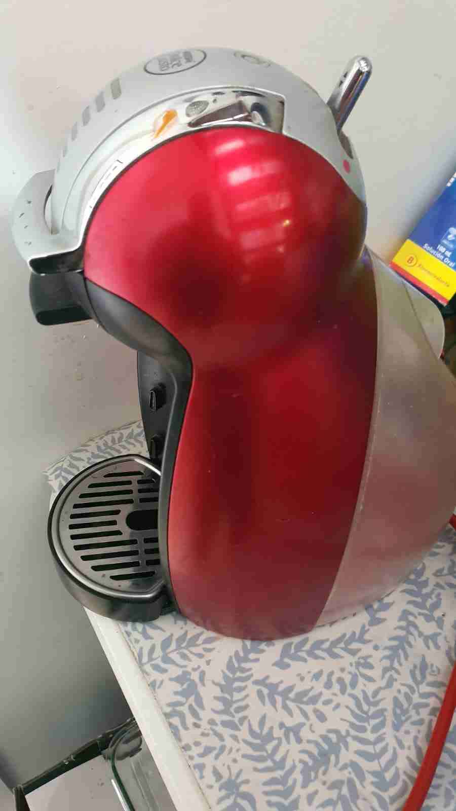 Cafetera Dolce Gusto roja - miniatura 3