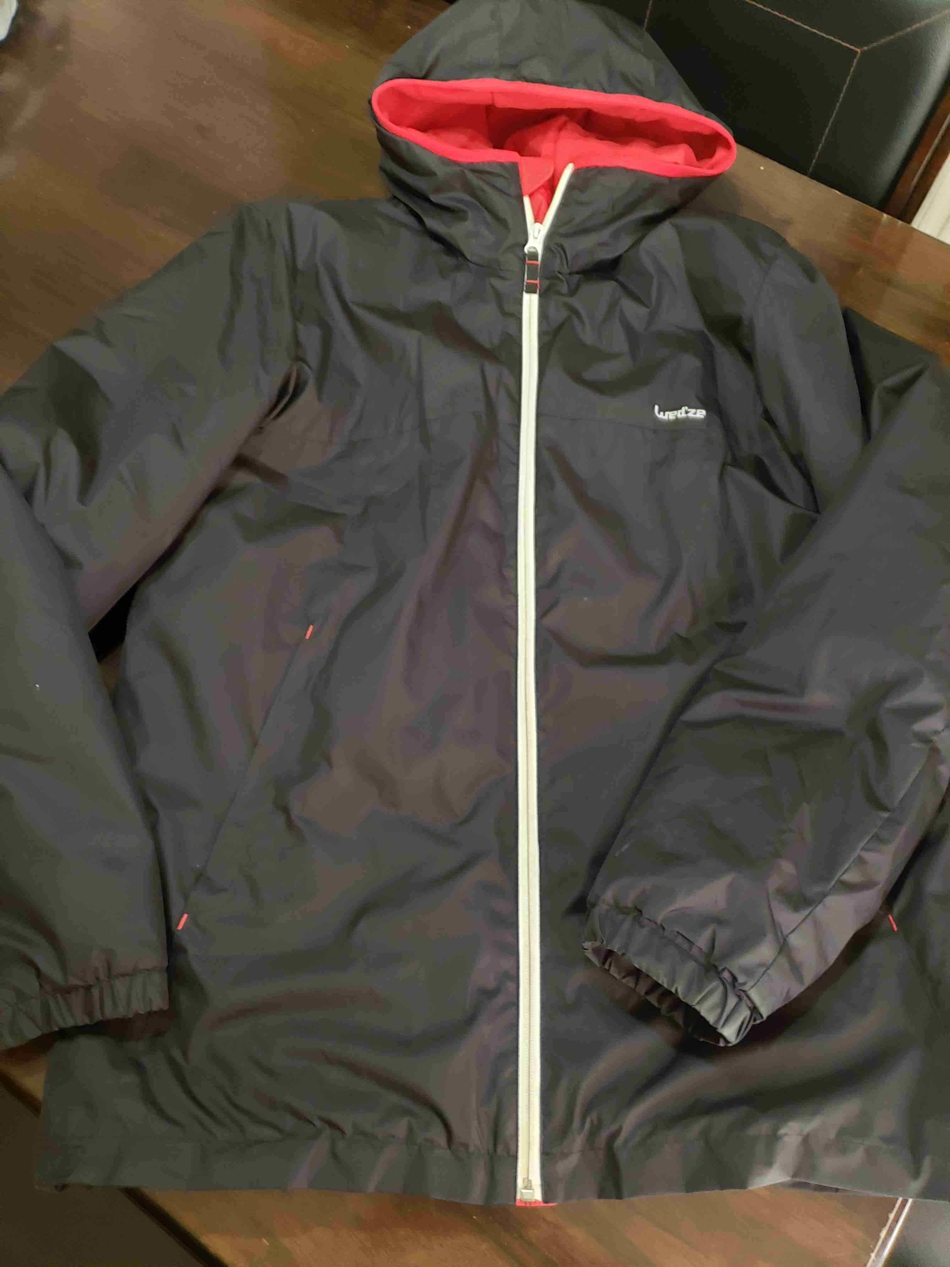 Chaqueta impermeable negra con capucha - miniatura 1