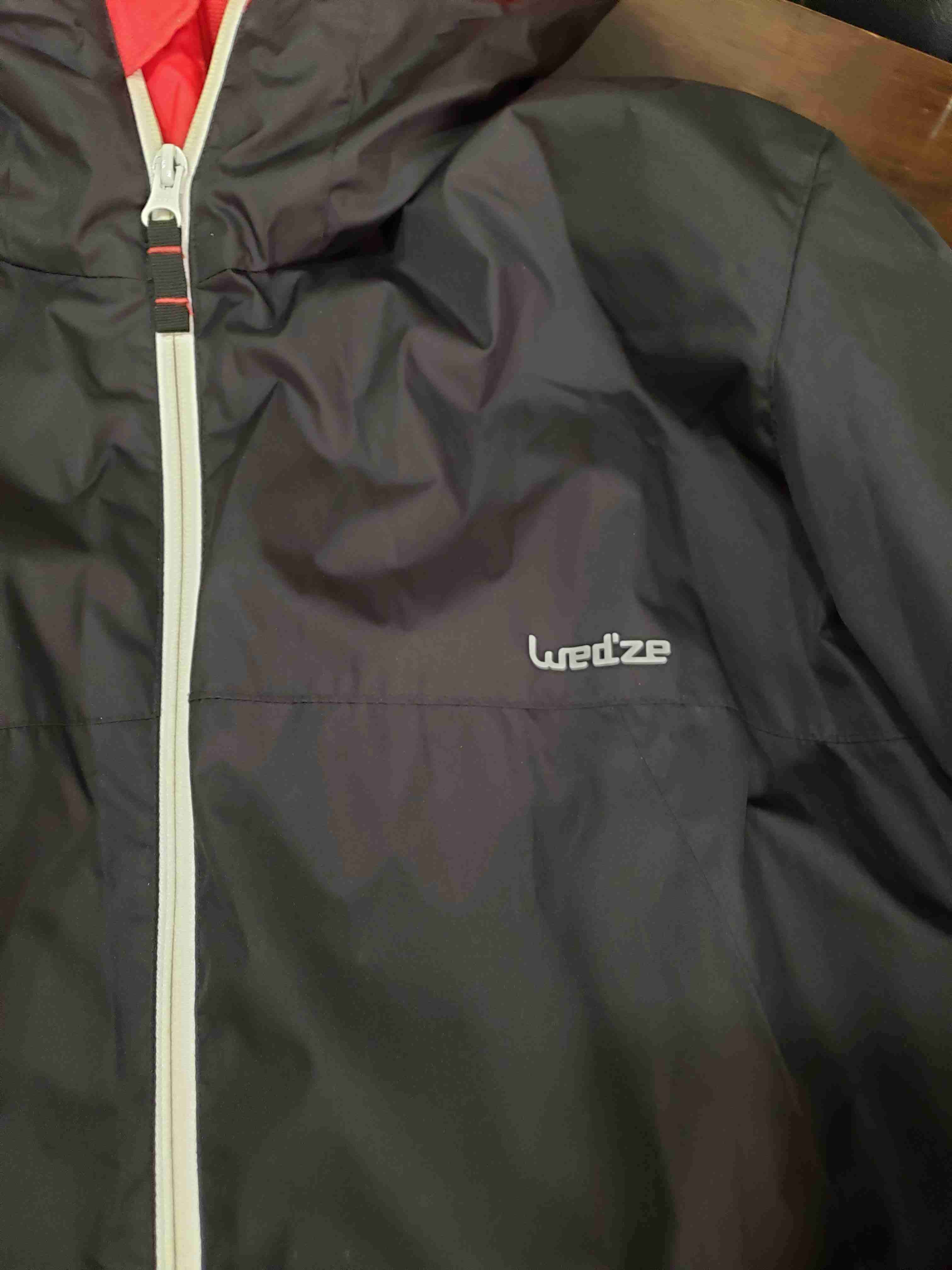 Chaqueta impermeable negra con capucha - miniatura 2