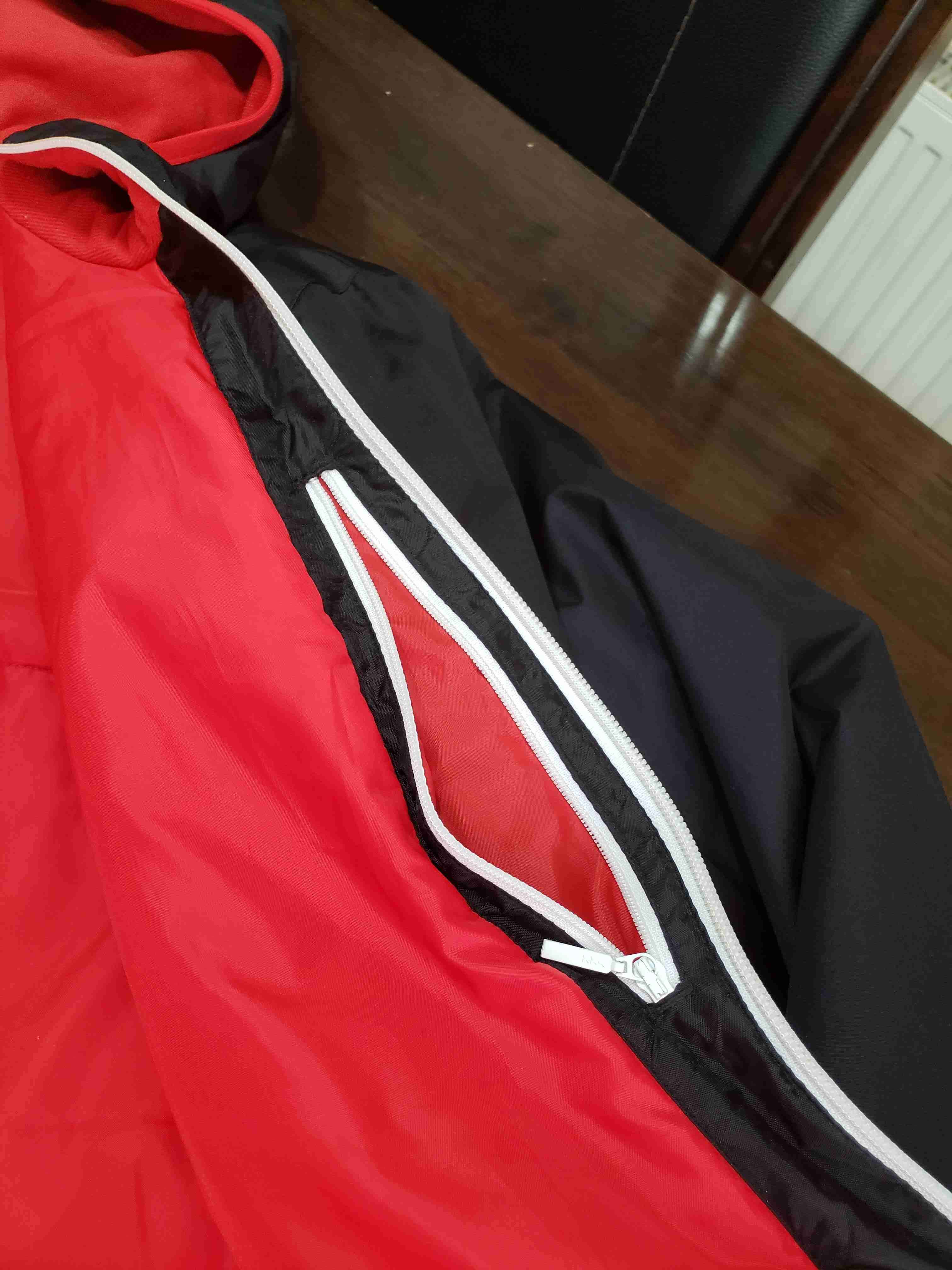 Chaqueta impermeable negra con capucha - miniatura 5