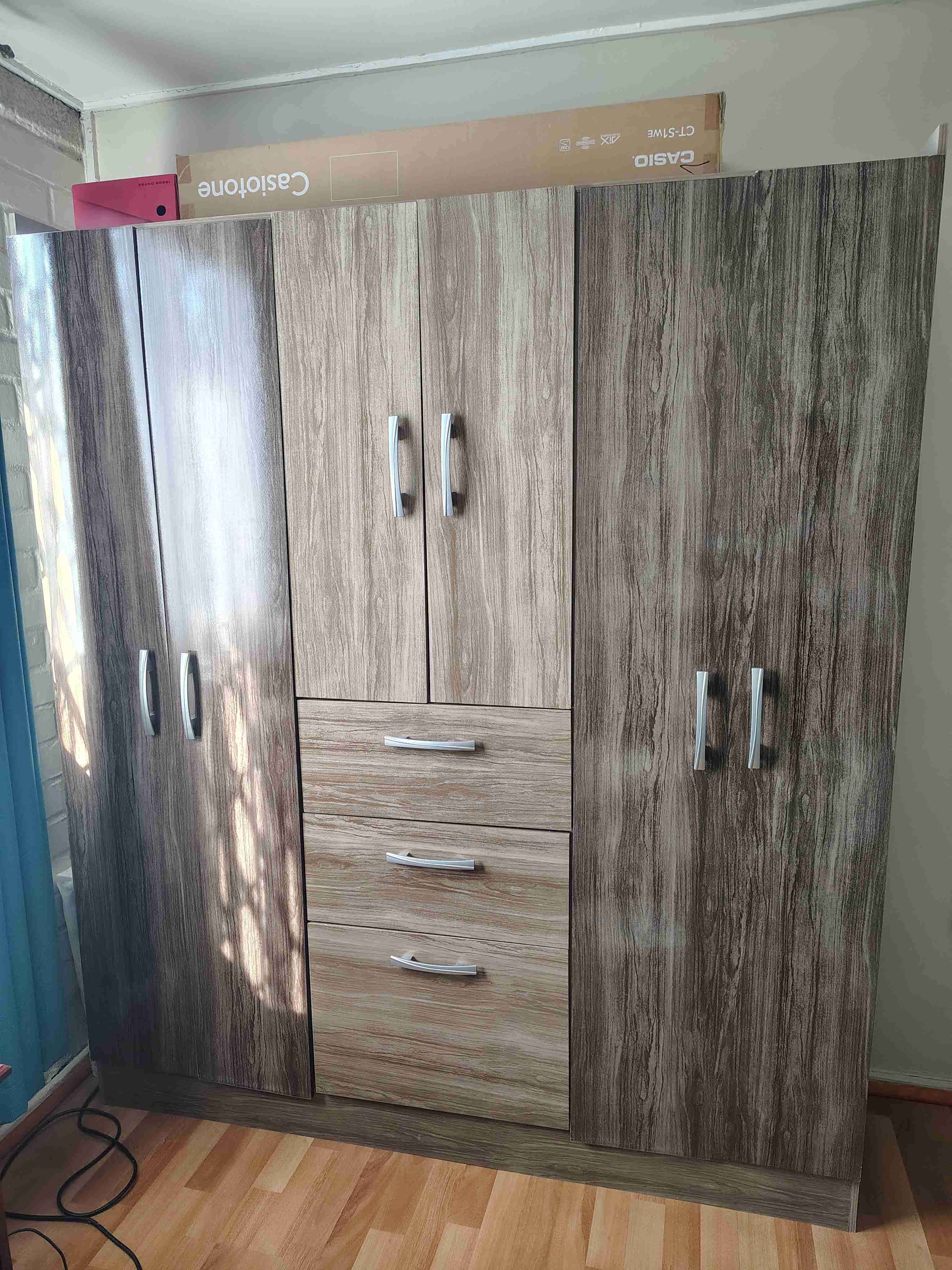 Clóset de madera con cajones