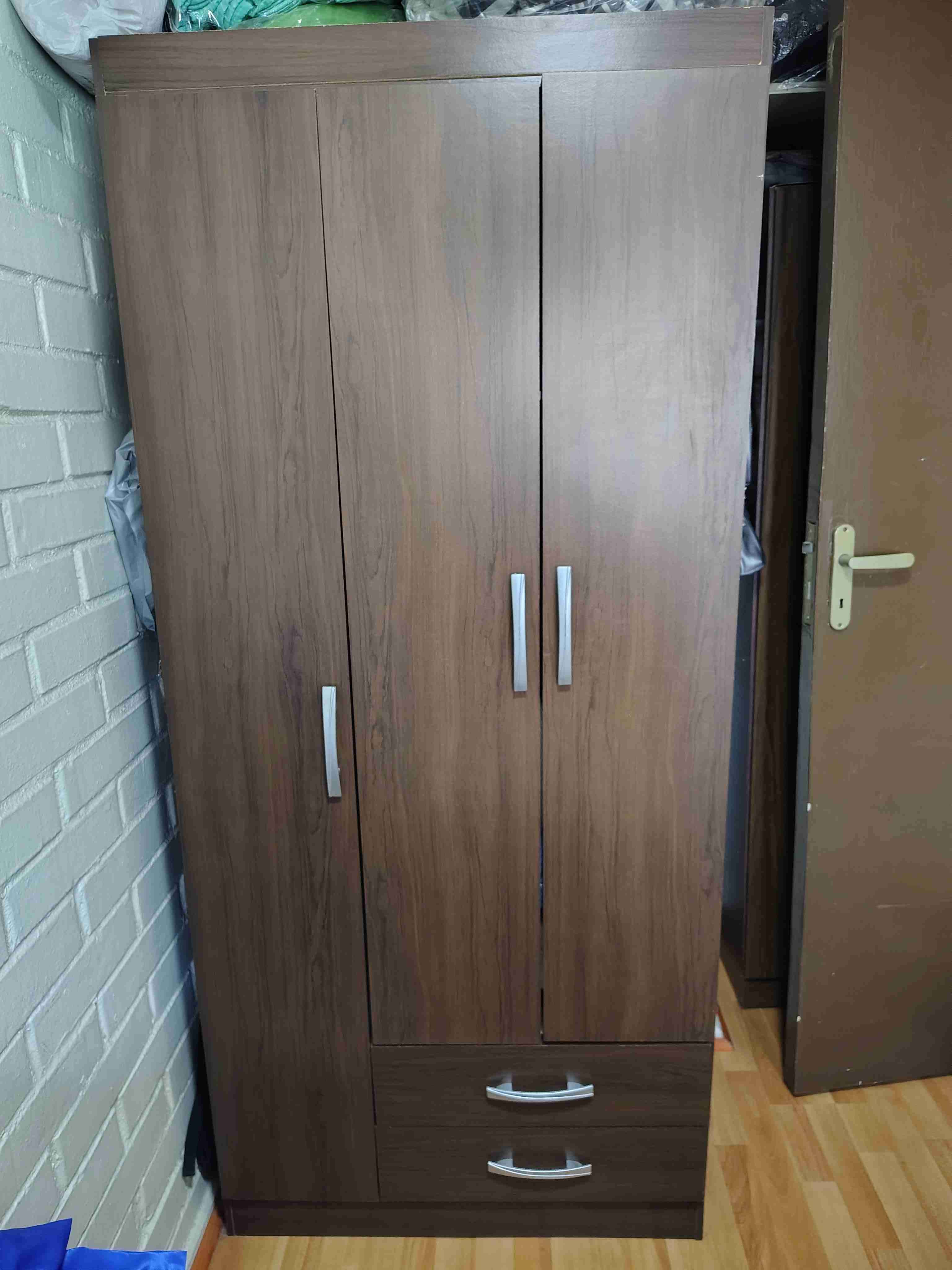 Ropero de madera con cajones