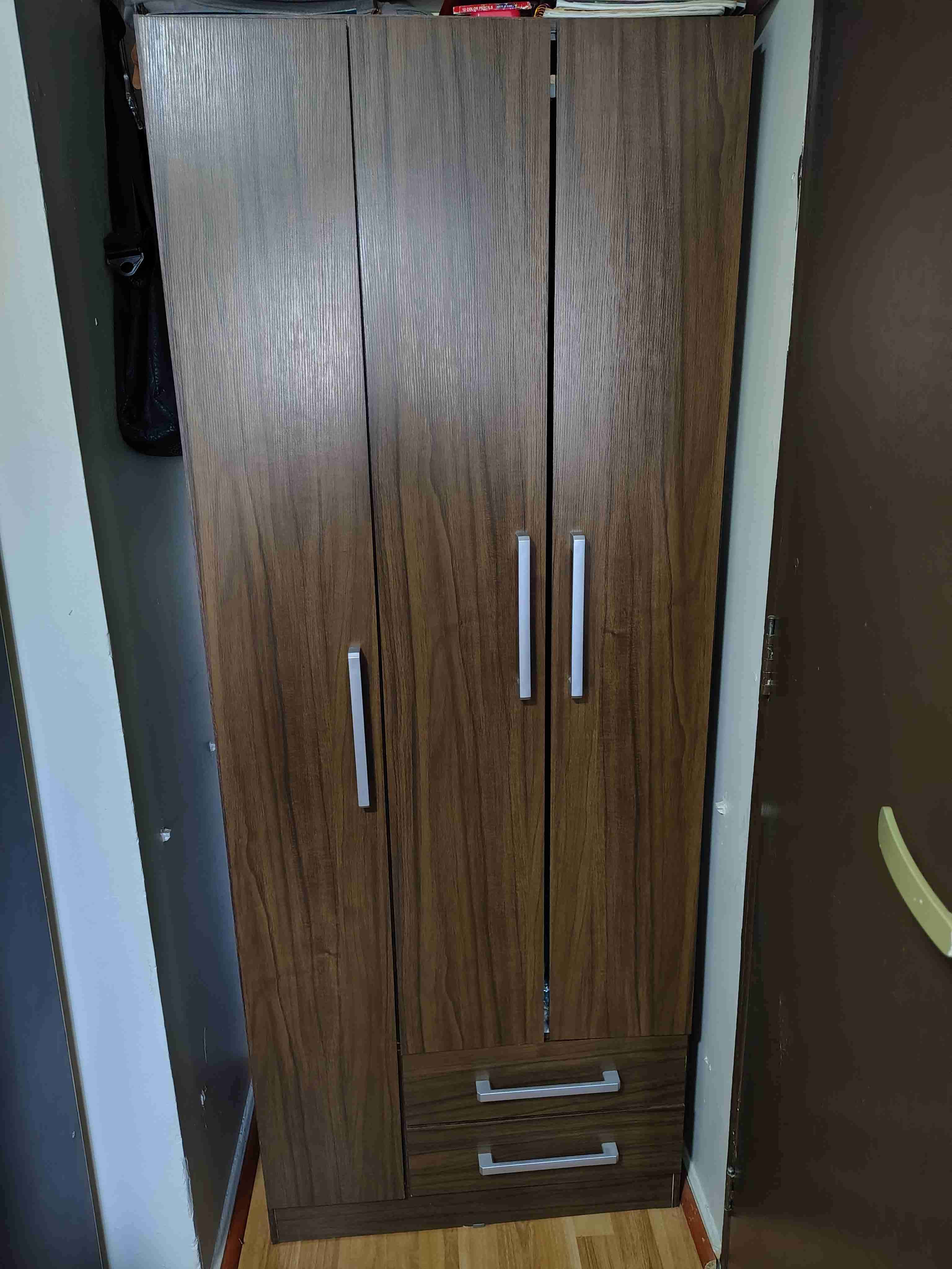 Clóset de madera con cajones