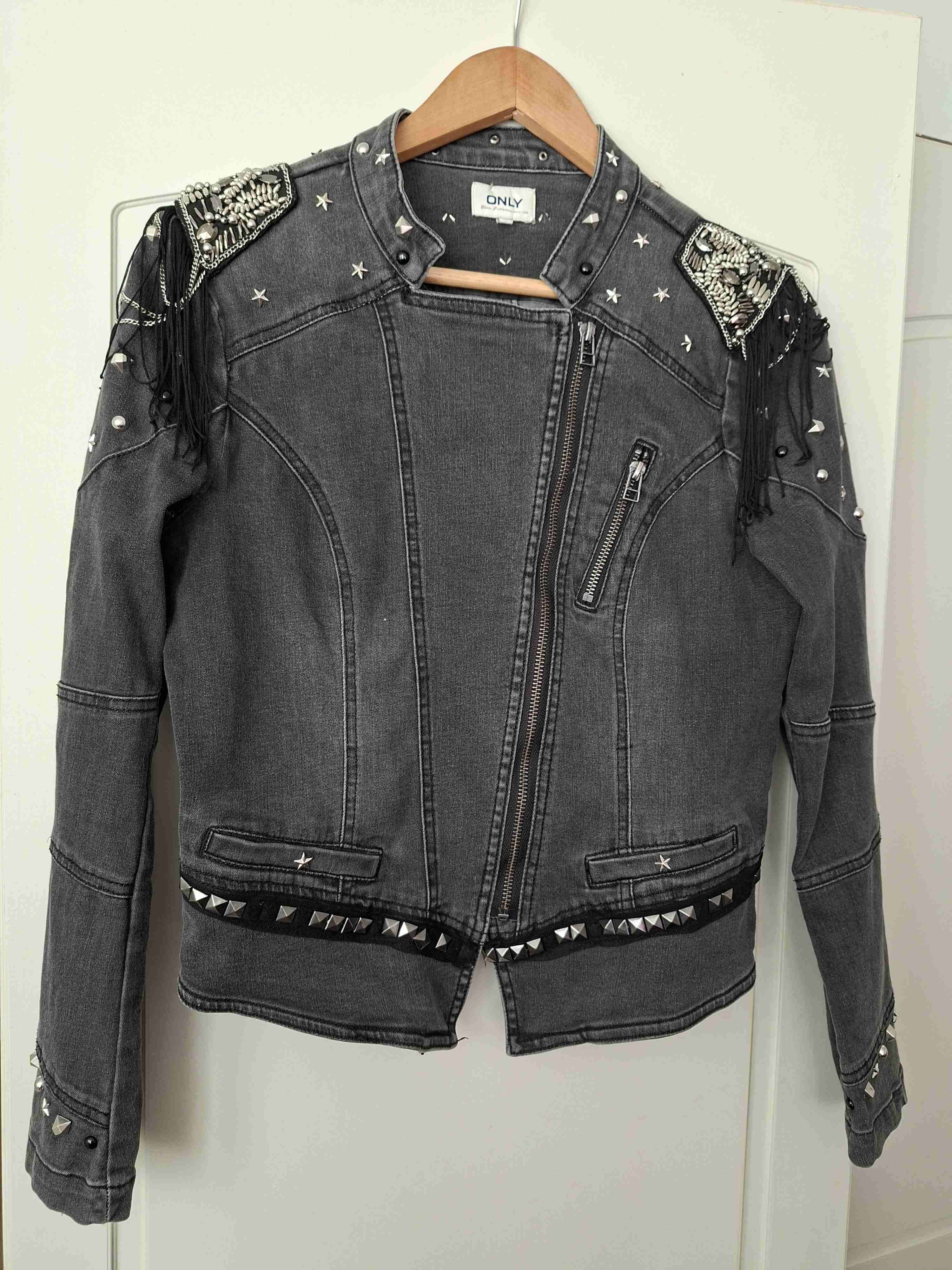 Chaqueta negra con tachas marca ONLY - miniatura 2