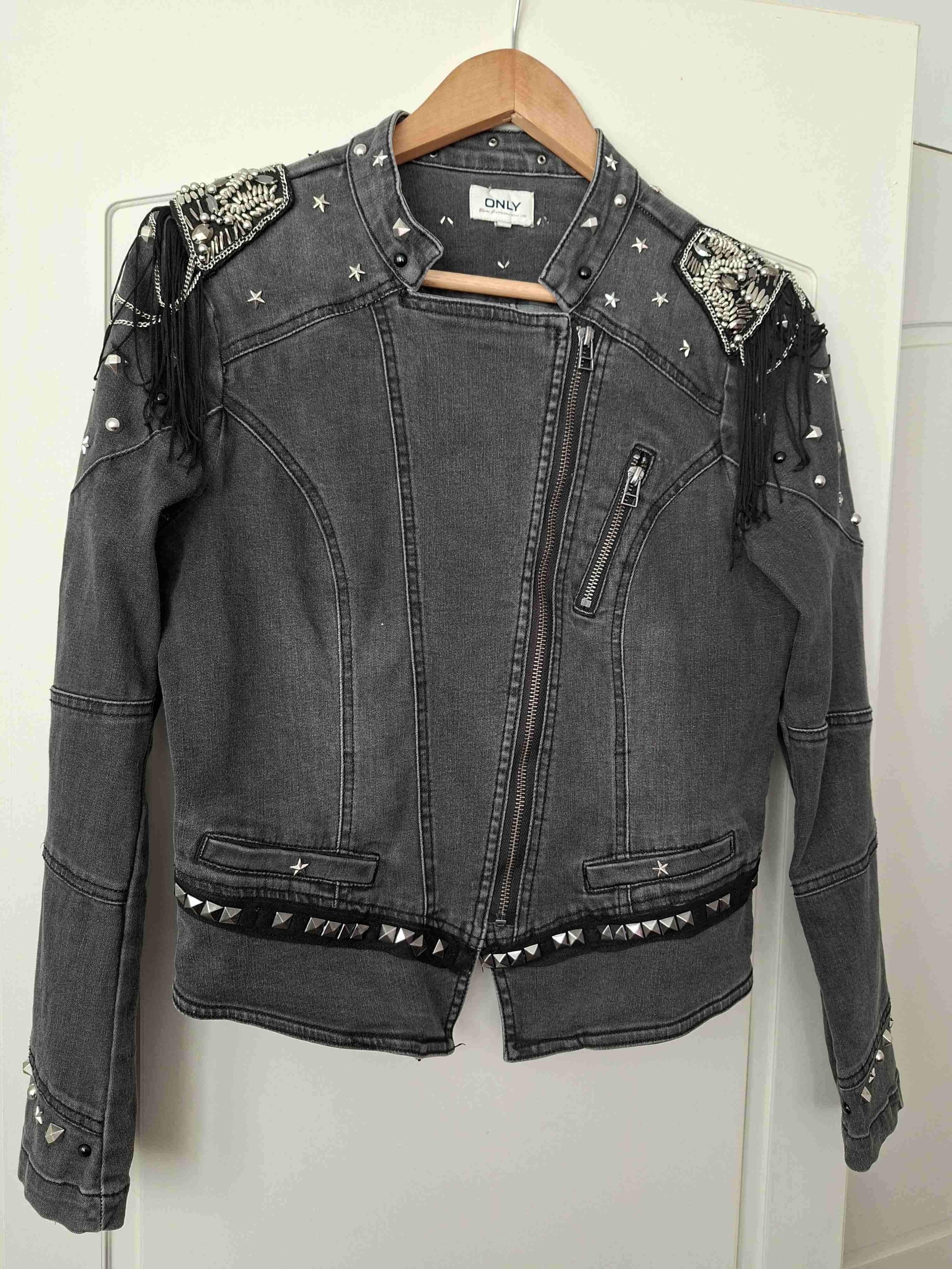 Chaqueta negra con tachas marca ONLY - miniatura 3