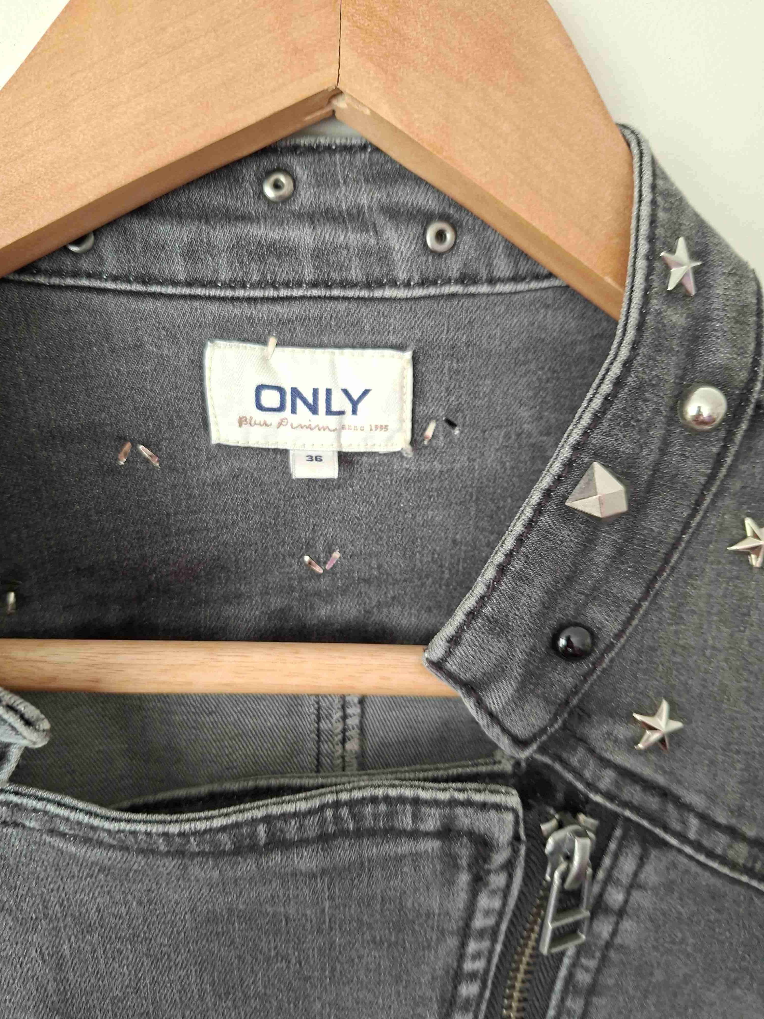 Chaqueta negra con tachas marca ONLY - miniatura 4