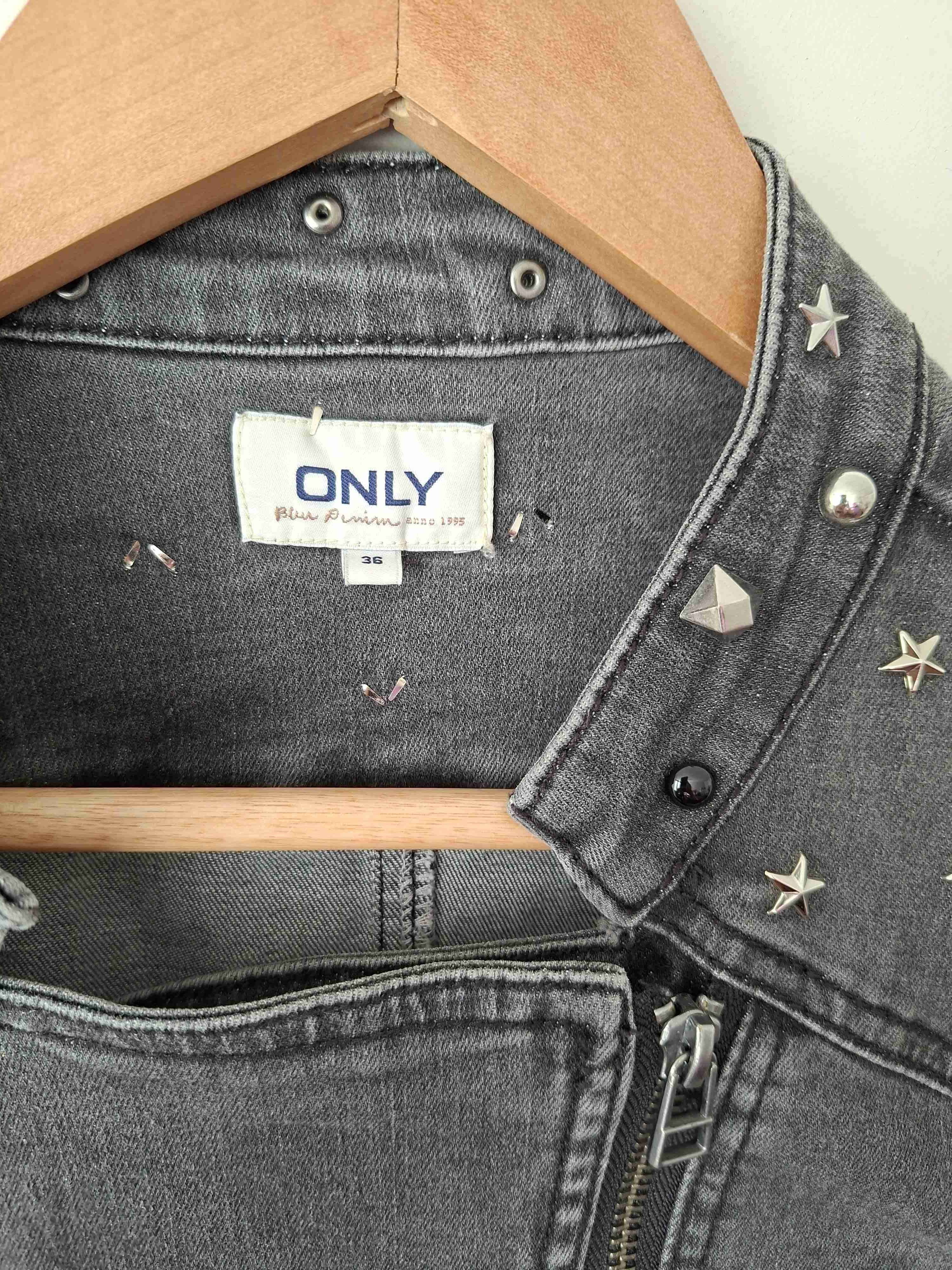 Chaqueta negra con tachas marca ONLY - miniatura 5