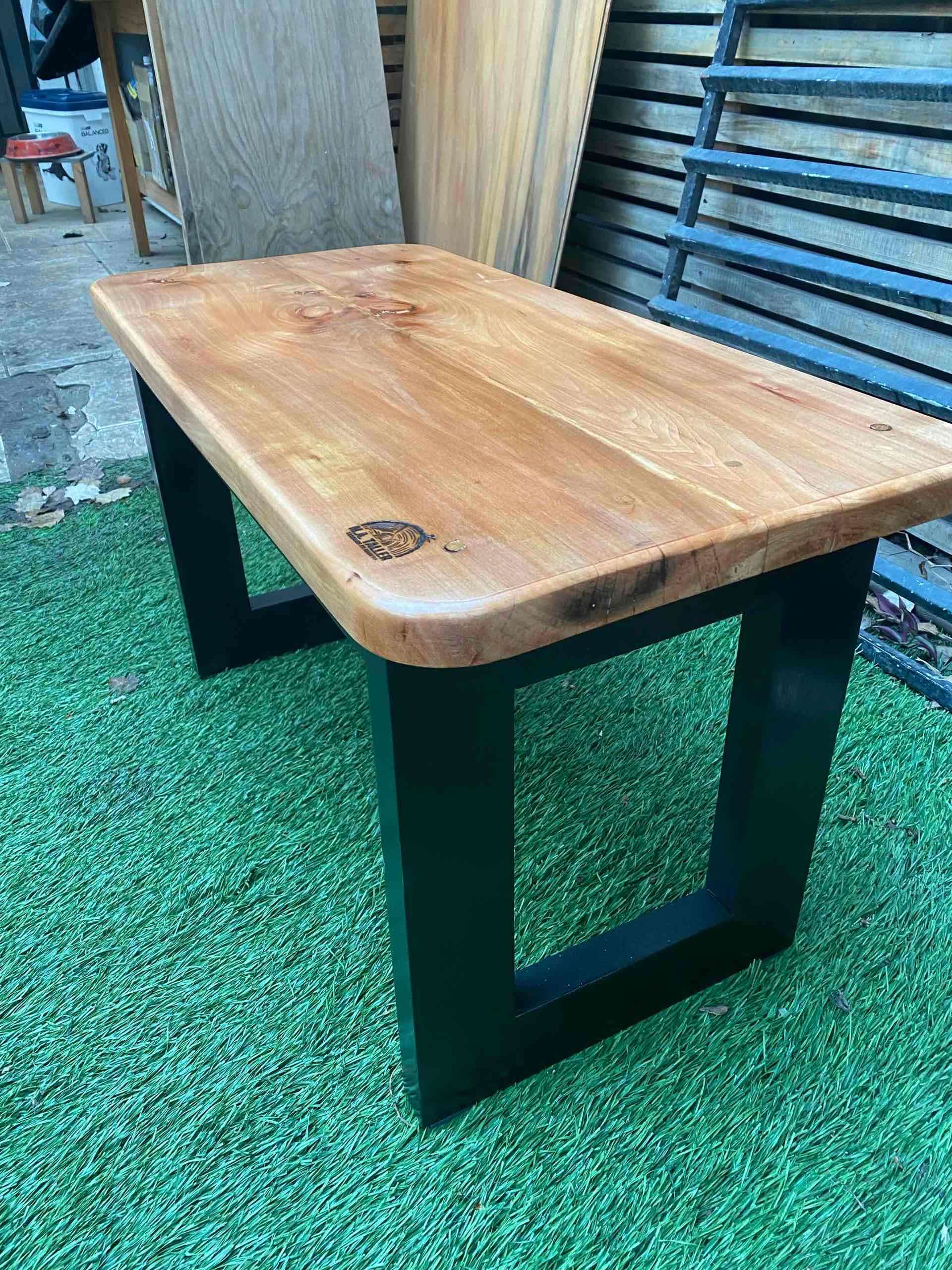 Mesa de madera rústica cubierta roble