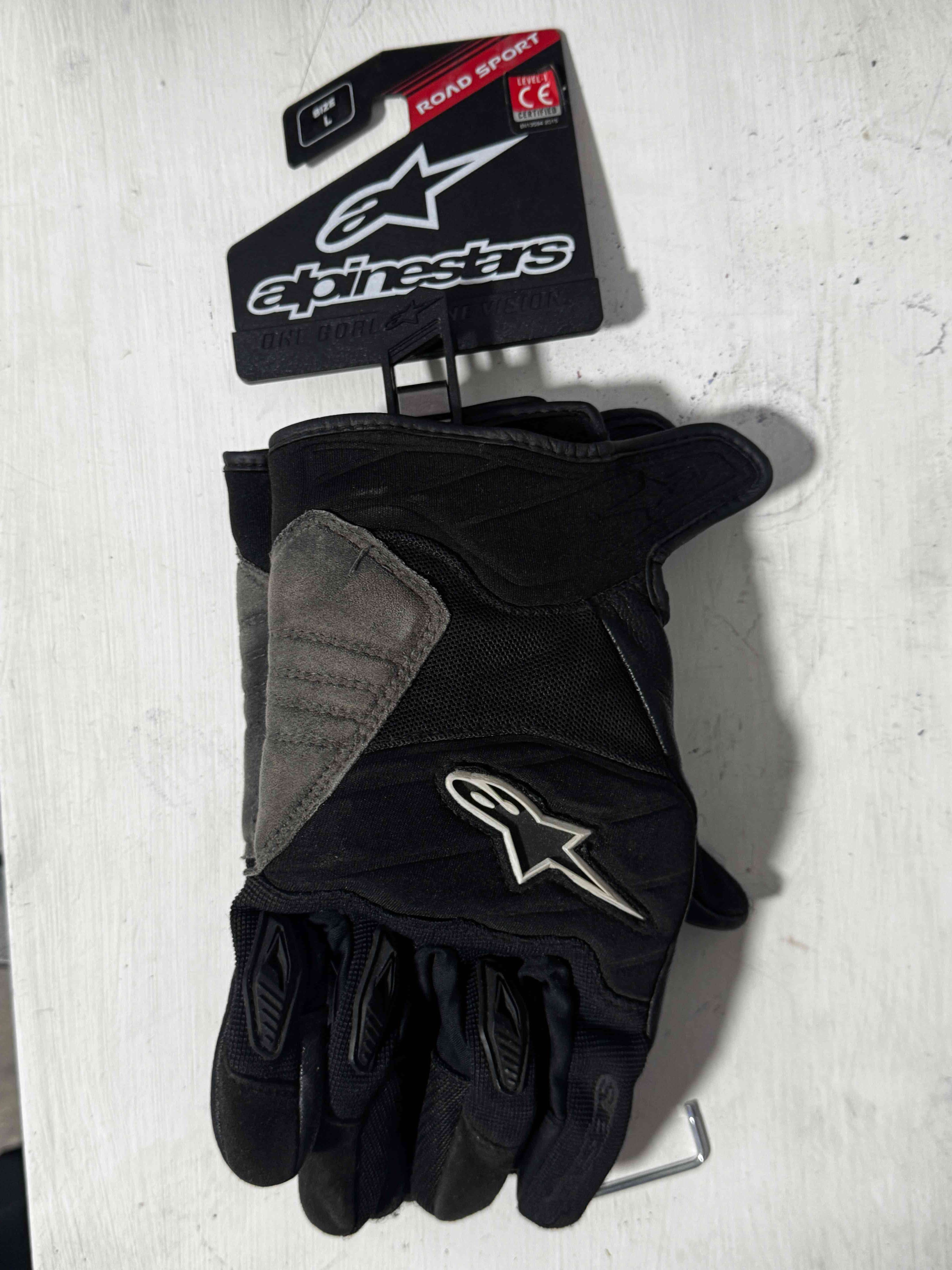 Guantes Alpinestars para moto.