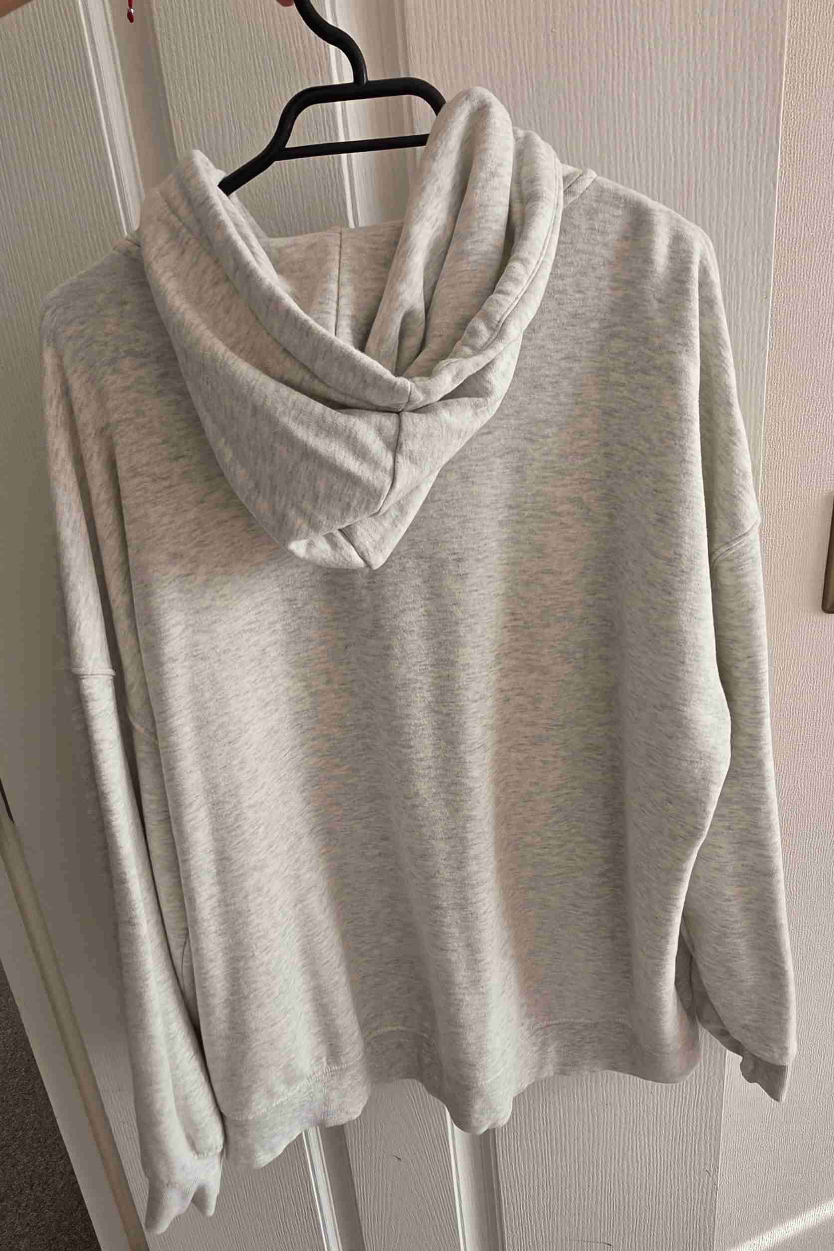 Polerón gris con capucha - miniatura 2