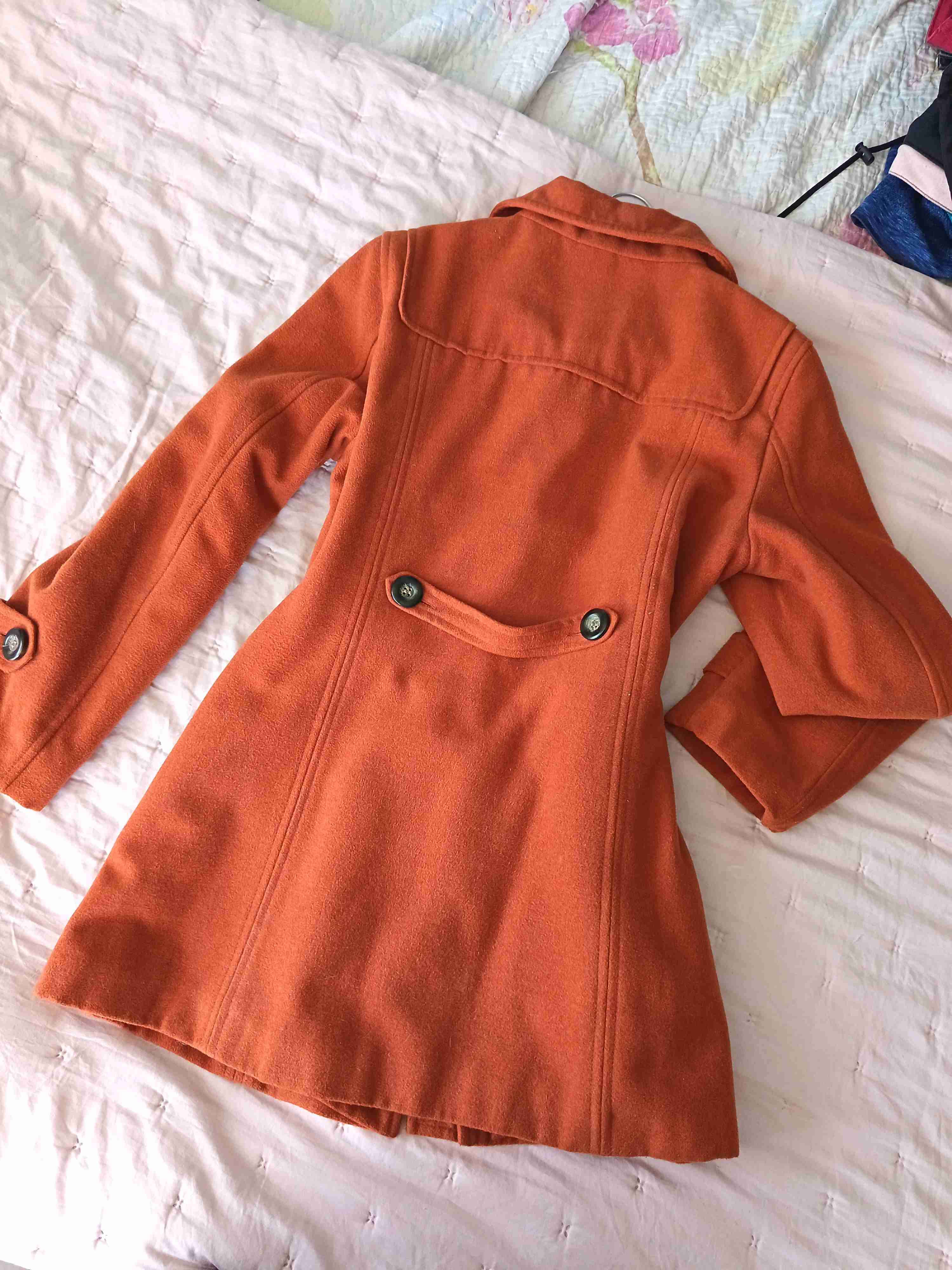 Abrigo naranja con cierre de botones - miniatura 3