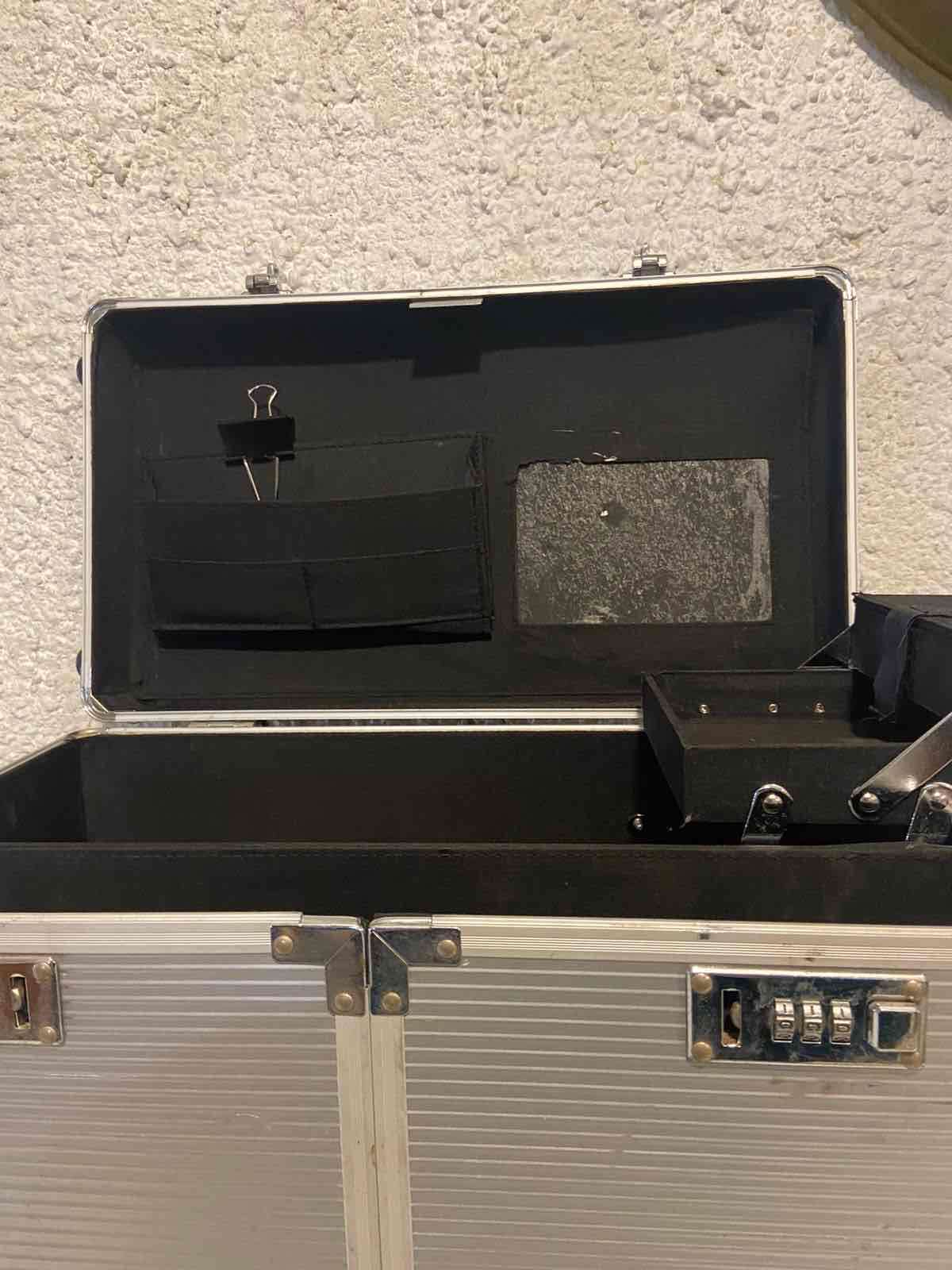 Maletín metálico con cerraduras - miniatura 2