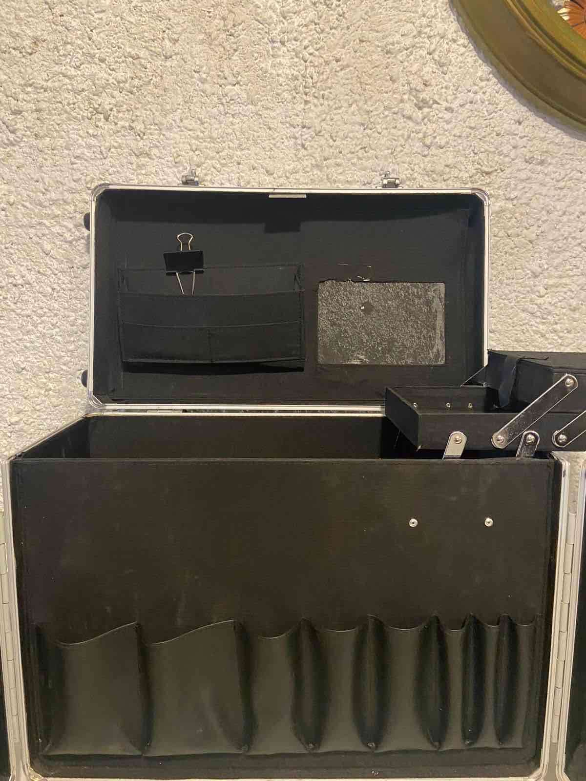 Maletín metálico con cerraduras - miniatura 3