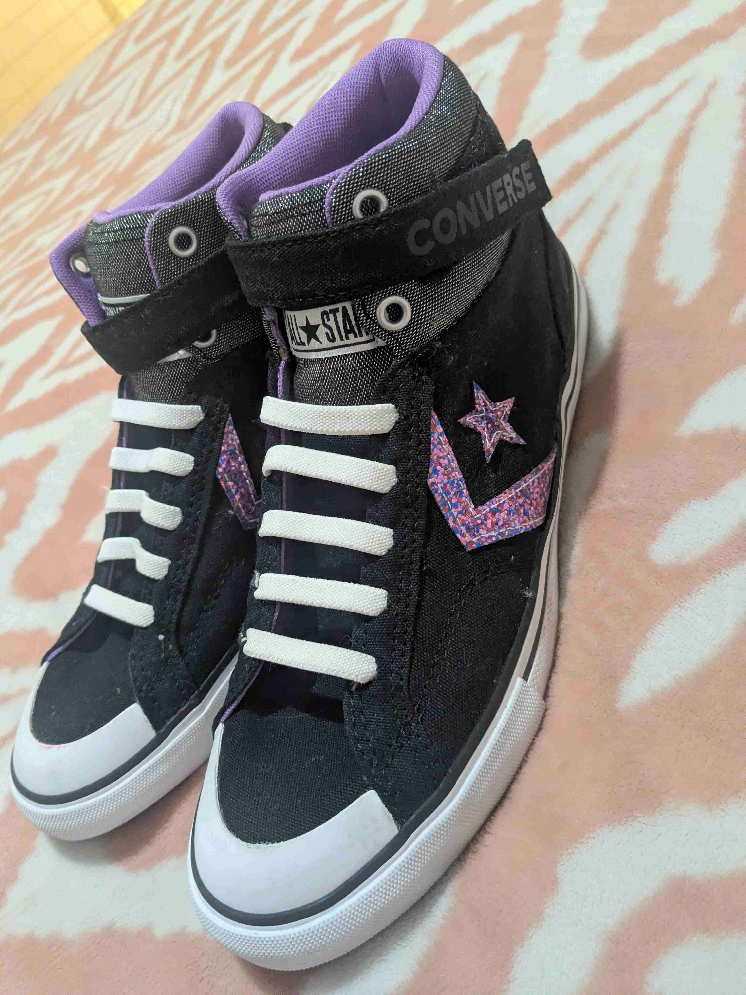 Zapatillas negras y moradas - miniatura 2